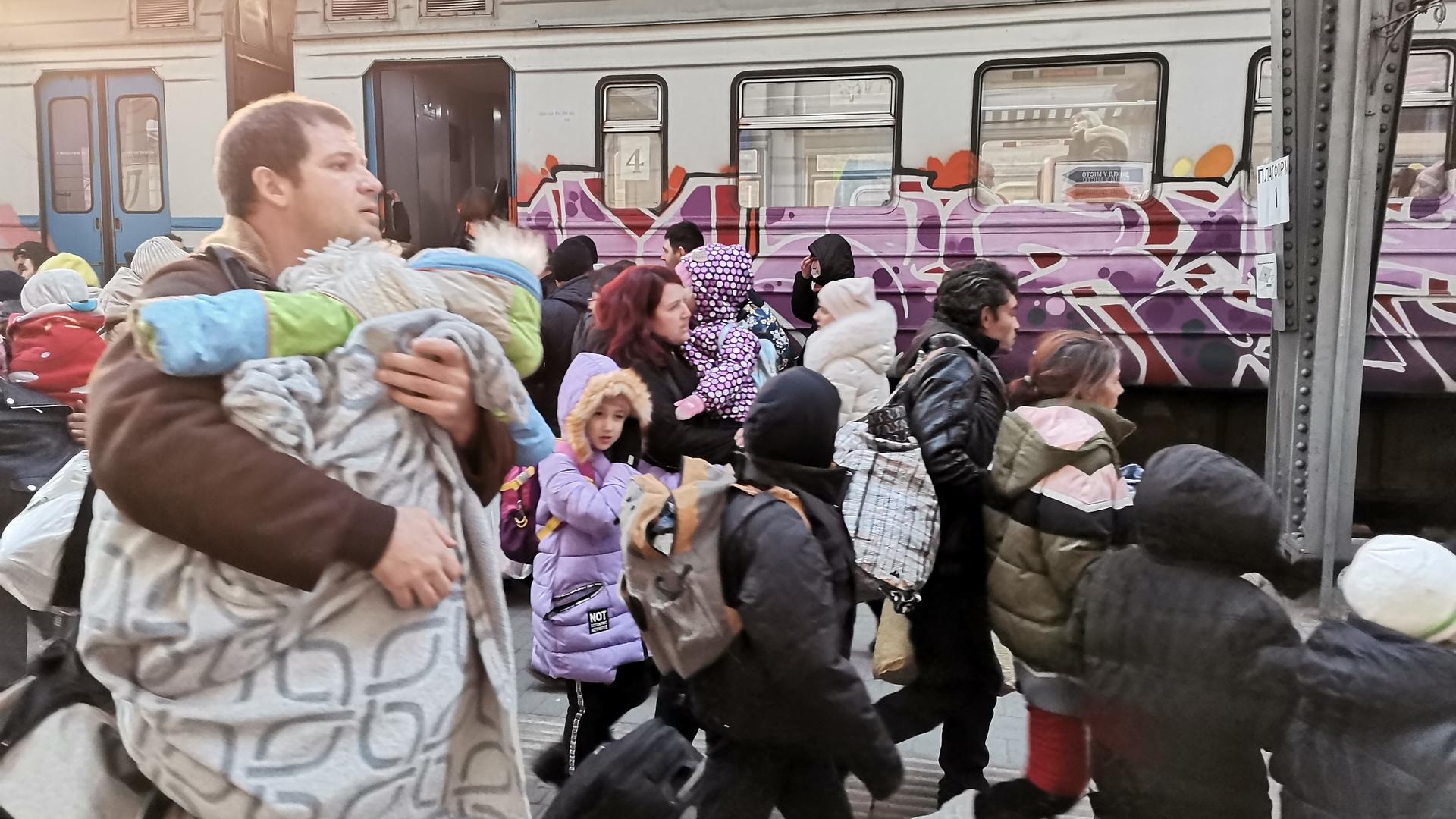 Lviv tem mais 200 mil habitantes permanentes que antes da guerra. Para mais, dezenas de milhares de refugiados ucranianos passam todos os dias pela estação de comboios a caminho da Polónia ou da Roménia.