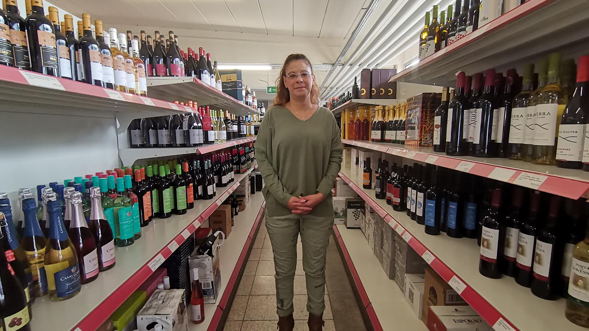 Fátima Santos, nascida em Tondela, gere um supermercado em Nuremberga, na Baviera. Diz que não há produto nas prateleiras que não tenha encarecidos nos últimos meses.
