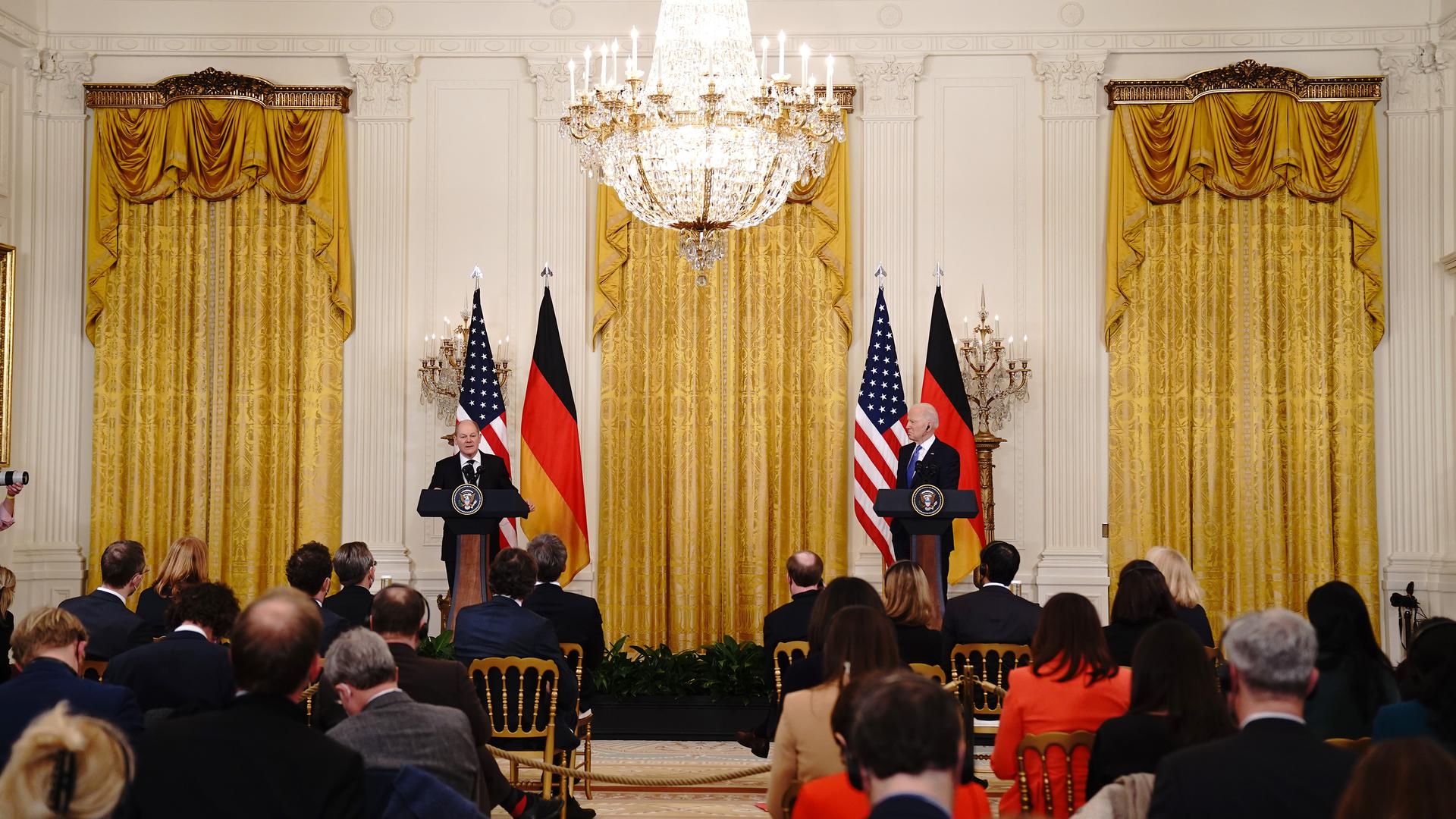 O chanceler alemão Olaf Scholz, à esquerda, e o presidente Joe Biden, no encontro na Casa Branca esta segunda-feira. 