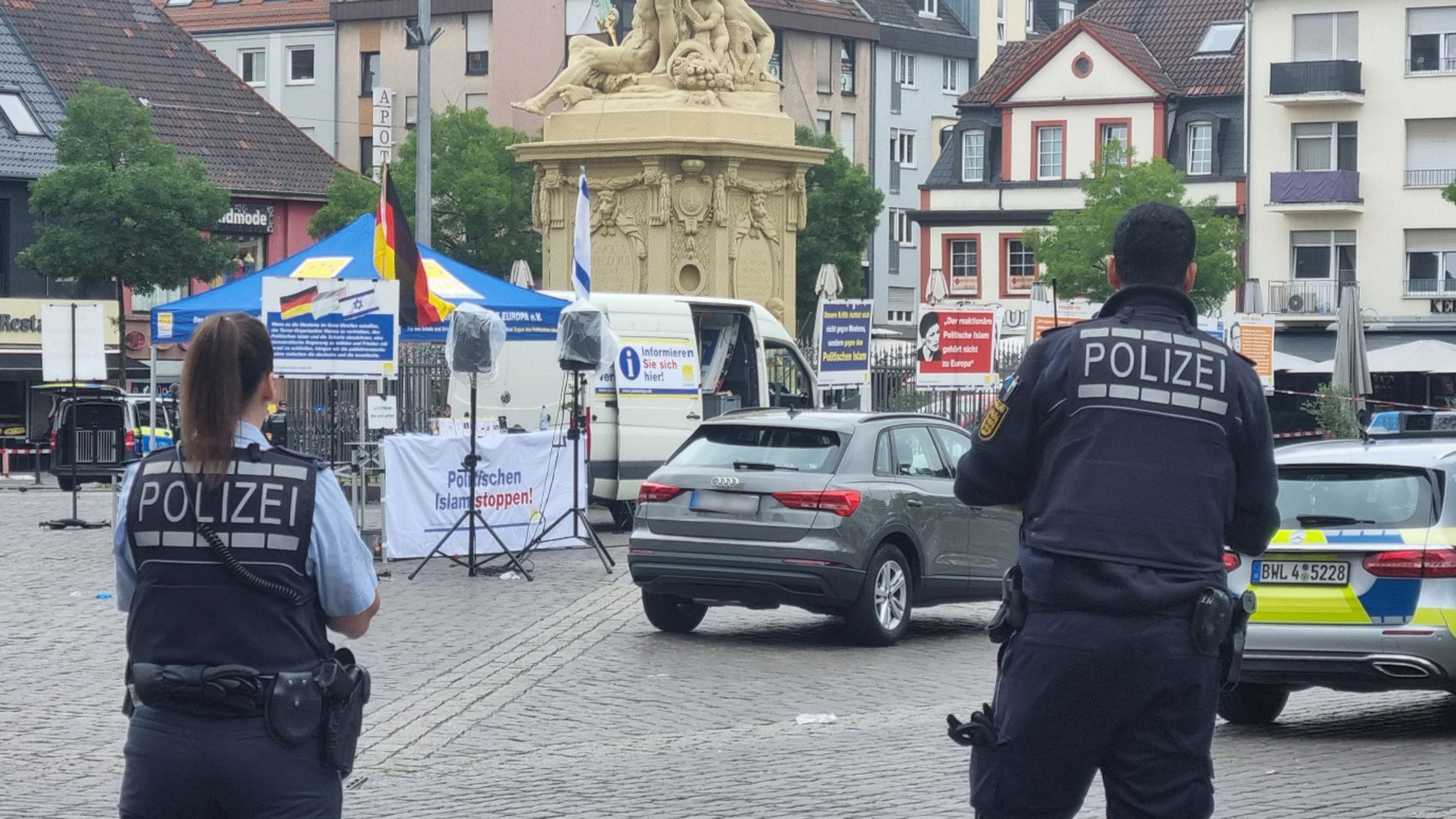 31.05.2024, Baden-Württemberg, Mannheim: Einsatzkräfte der Polizei sind bei einem Vorfall auf dem Mannheimer Marktplatz im Einsatz. Foto: Rene Priebe/dpa - ACHTUNG: Kennzeich(en) wurde(n) aus rechtlichen Gründen gepixelt +++ dpa-Bildfunk +++