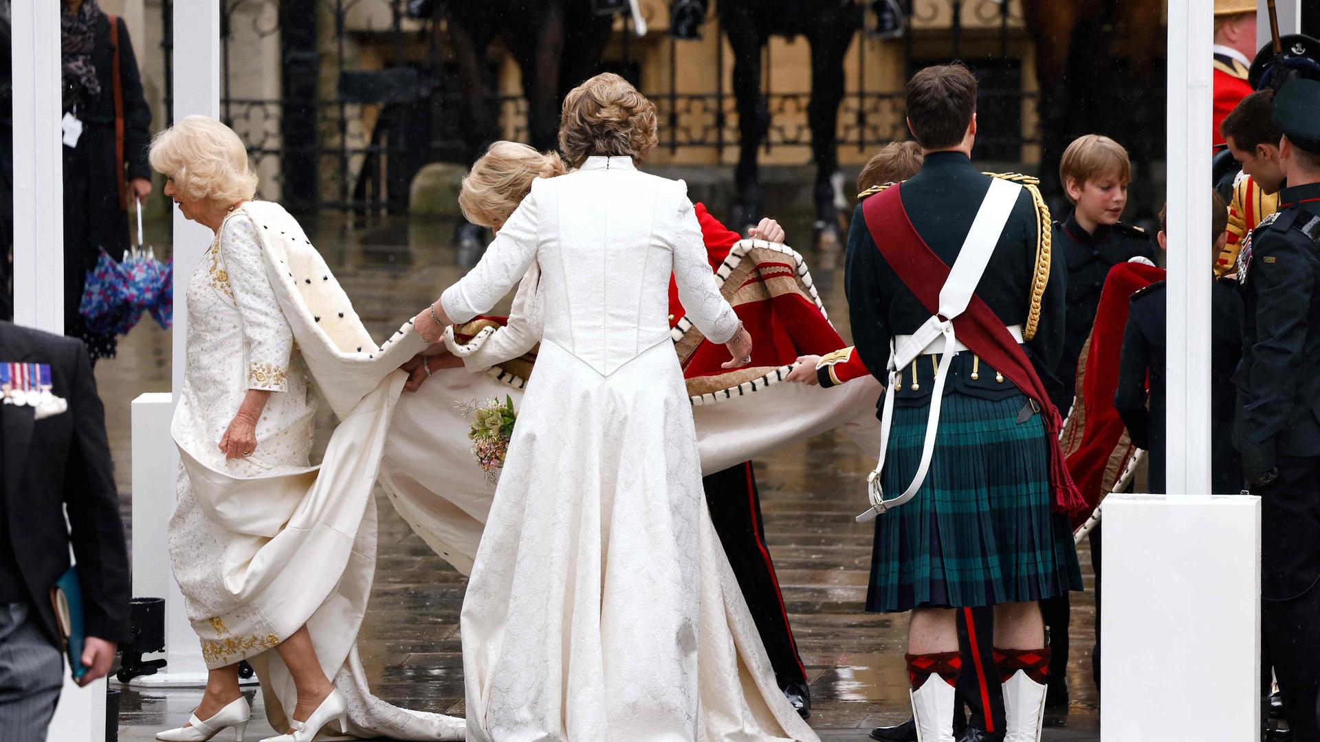A rainha Camilla entrando na Abadia de Westminster.
