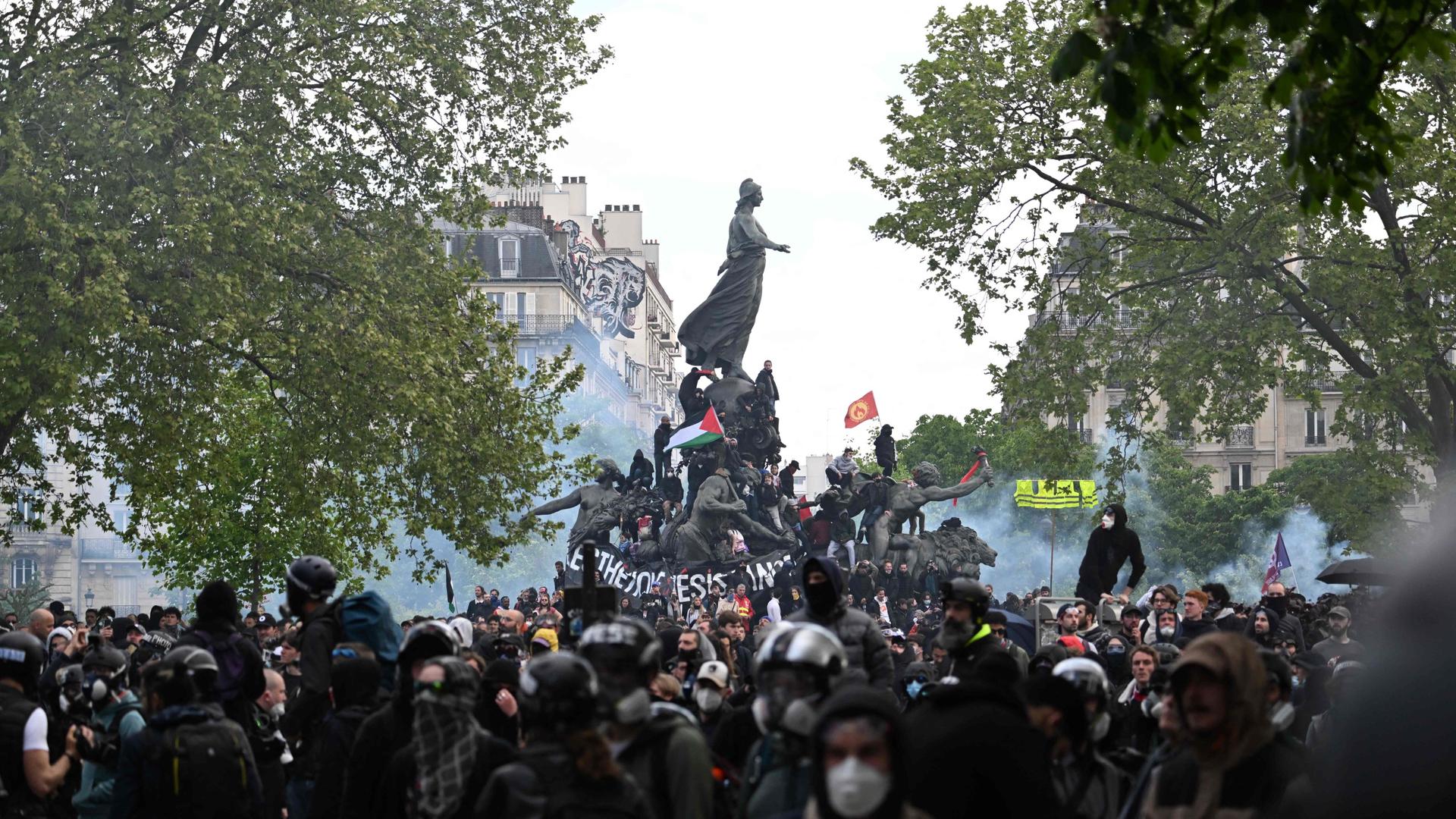 Mais de uma centena de polícias ficaram feridos esta segunda-feira nos confrontos com manifestantes em França, nas manifestações do 1.º de Maio, que levaram à detenção de 291 pessoas, 
