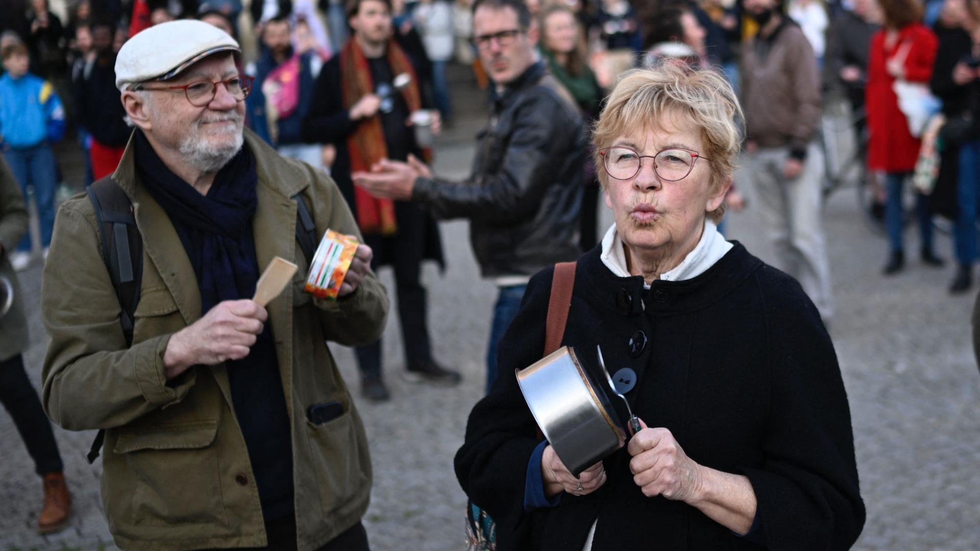Manifestações e confrontos nas ruas de várias cidades francesas.