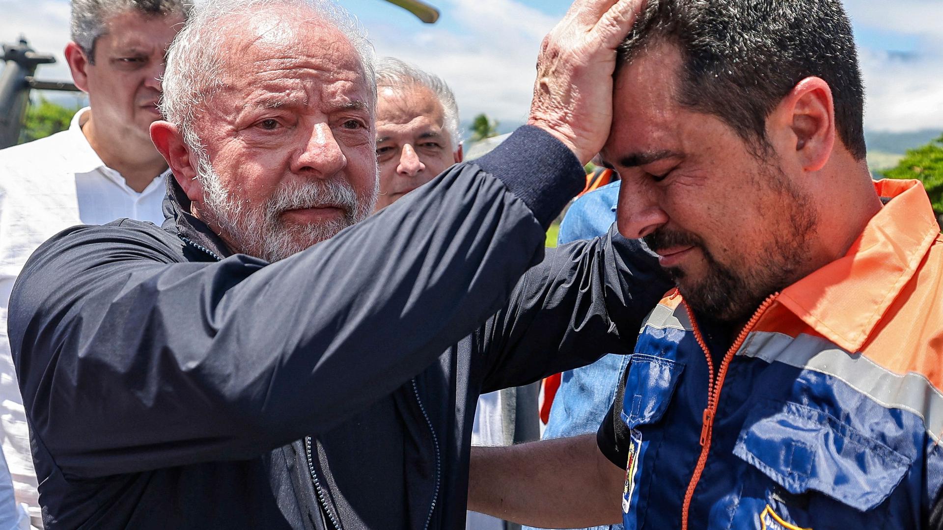 O Presidente brasileiro Lula da Silva visitou alguns locais afetados pelas cheias em São Sebastião, na segunda-feira.
