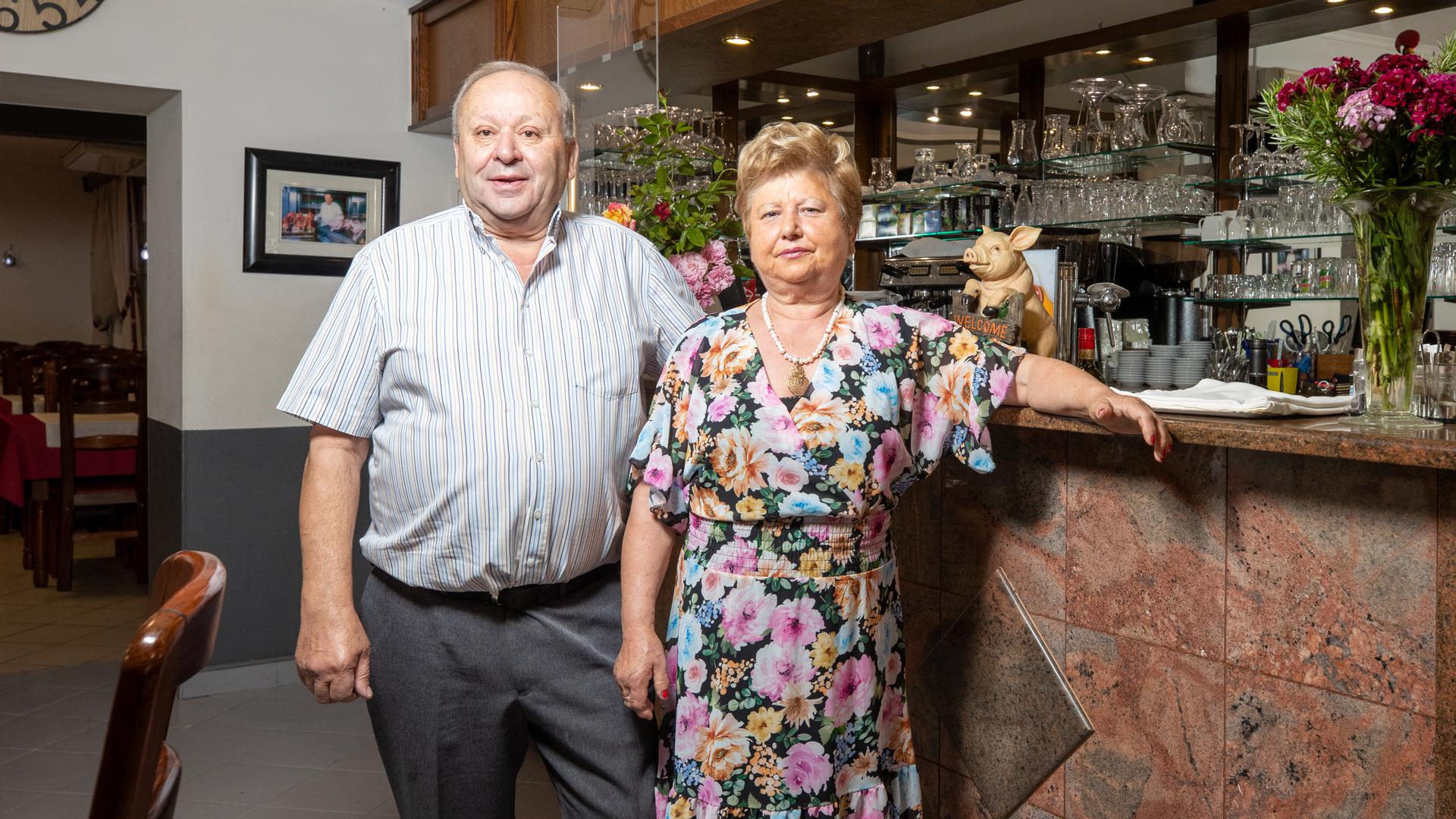 Aires e Irondina Lopes, proprietários do restaurante português Welcome, na Rue du Canal.