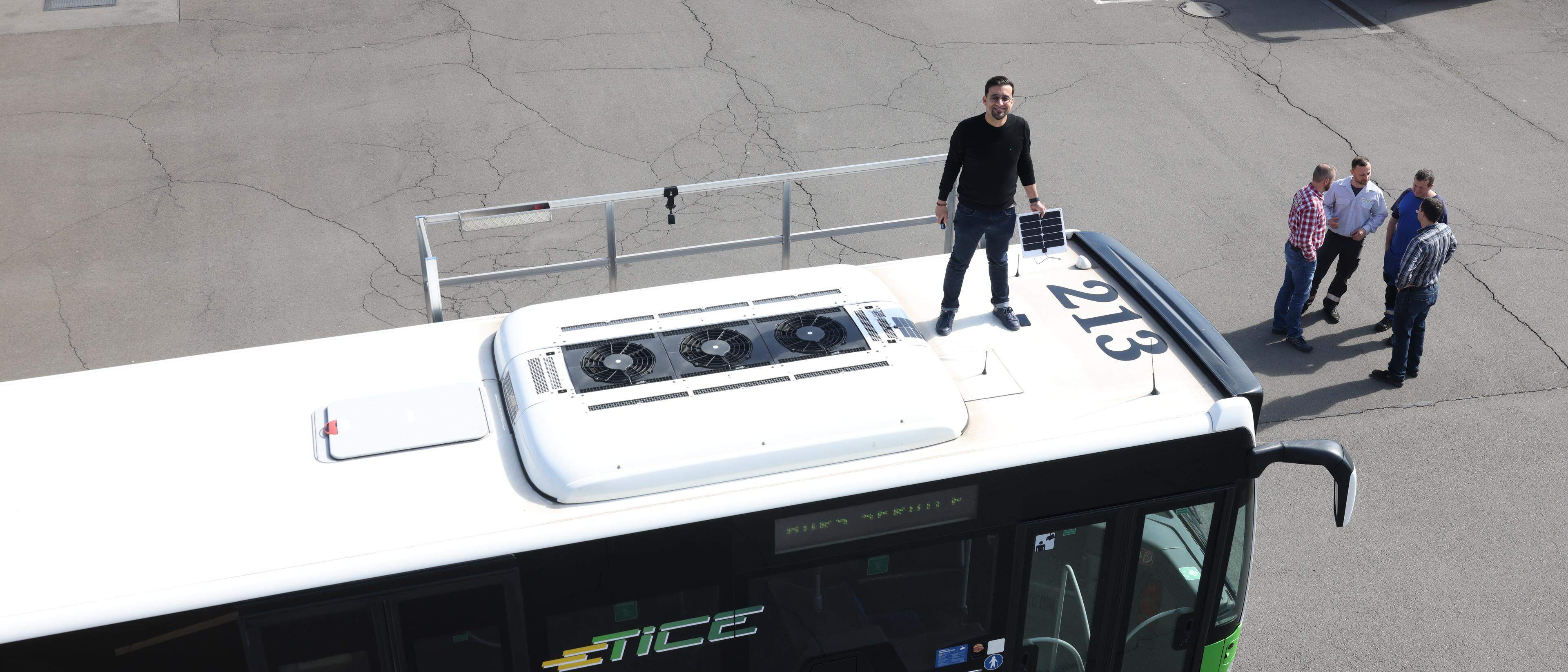 O engenheiro físico português analisa os sensores que instalou há umas semanas nos tejadilhos dos autocarros do TICE.