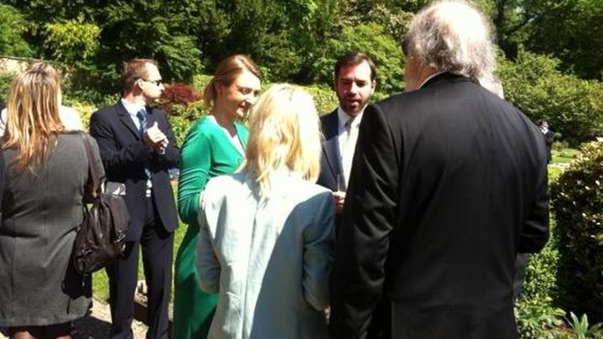 O grão-duque herdeiro Guillaume e a mulher, Stephanie de Lannoy, com os jornalistas