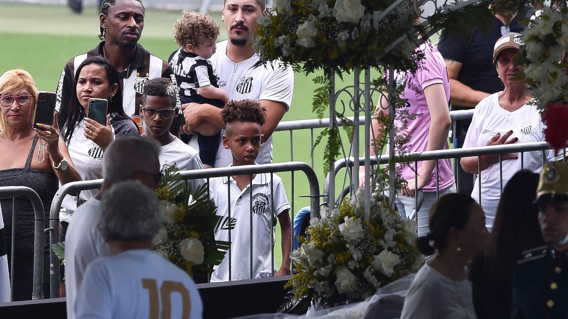 Adeptos e admiradores de Pelé despedem-se do "rei" no estádio Vila Belmiro, onde foi colocada a sua urna, para as últimas homenagens.