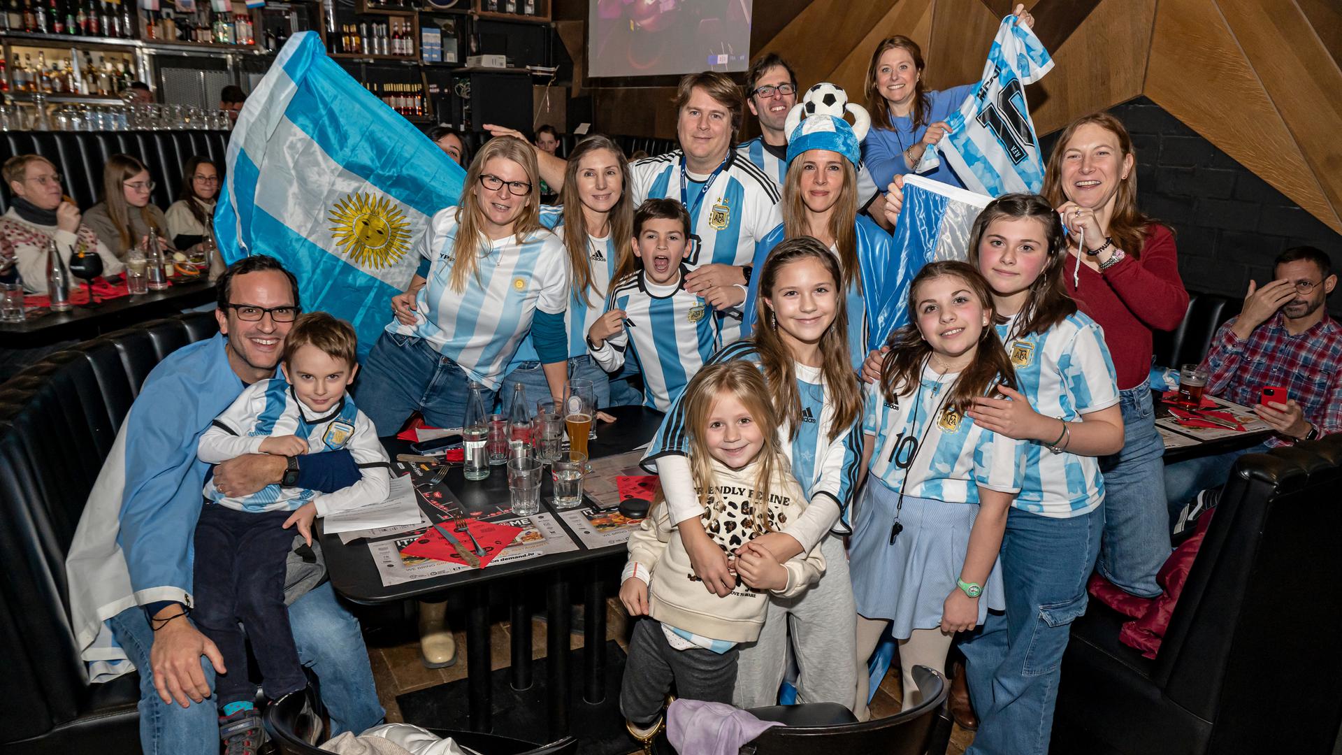 No Luxemburgo, os argentinos fizeram a festa e os franceses ficaram desolados na partida final do Mundial 2022, em que Argentina se sagrou campeã do mundo.