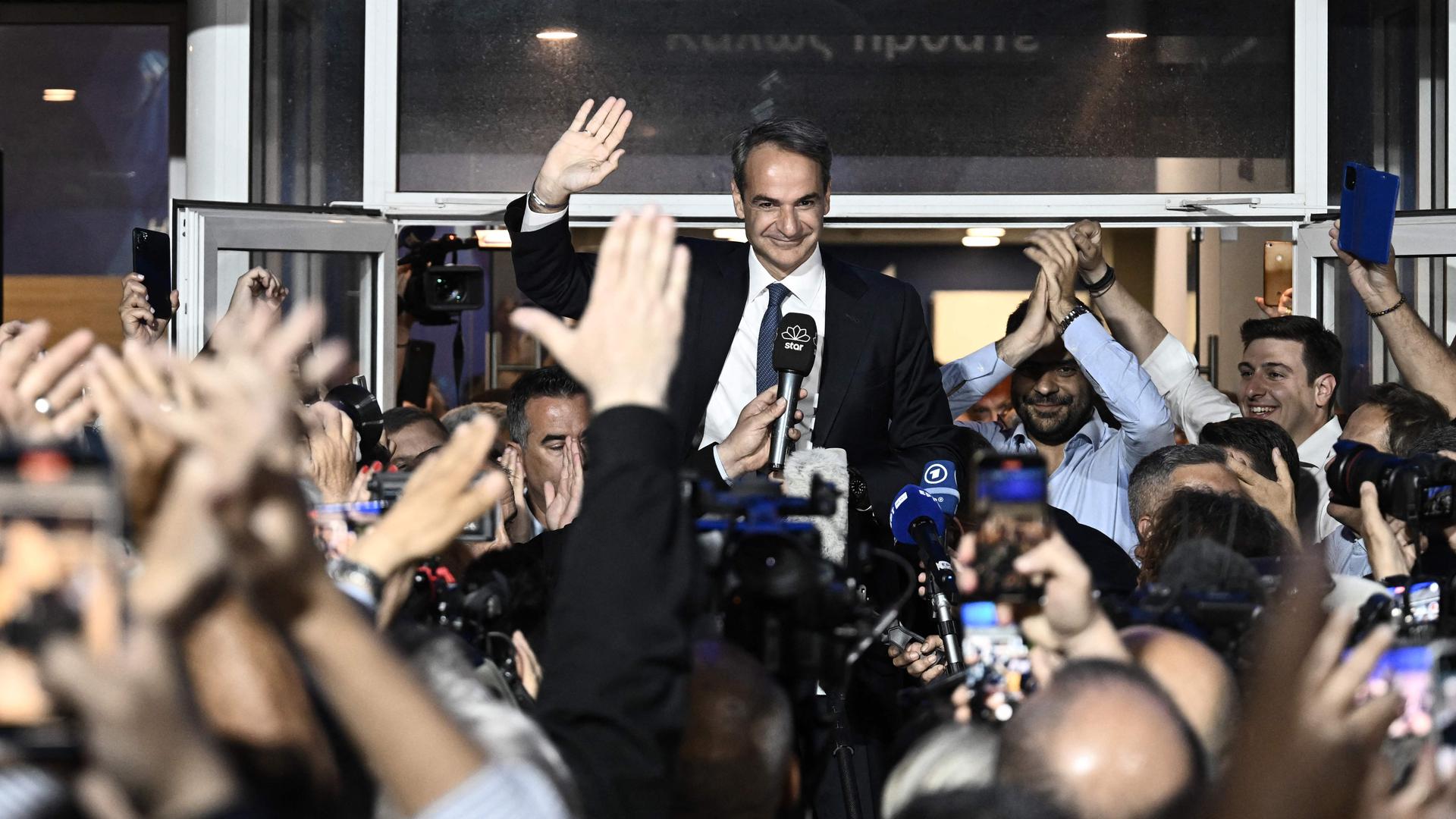 Kyriakos Mitsotakis celebra a vitórias nas eleições legislativas de domingo. 