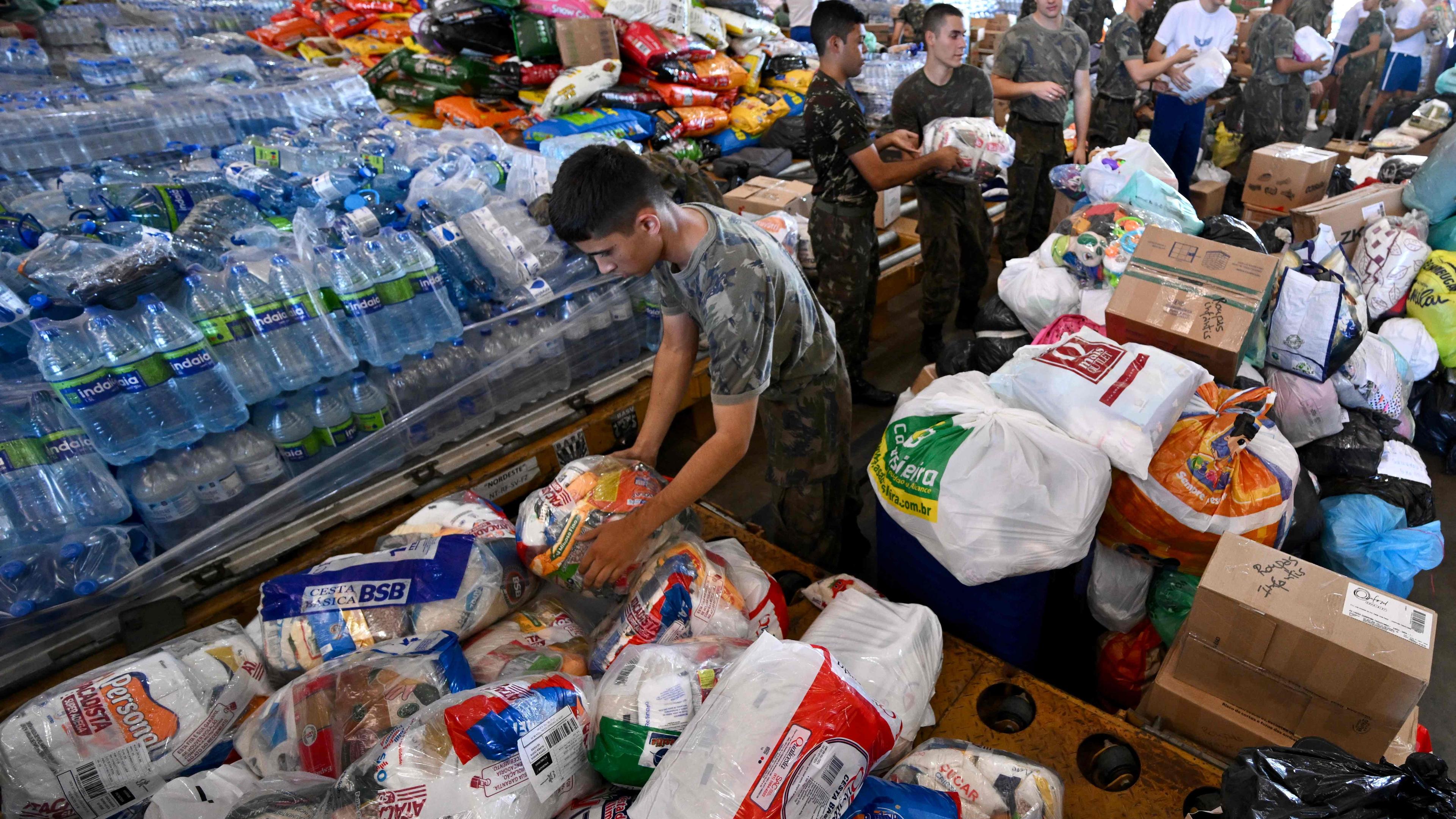 Soldados da Força Aérea brasileira organizam donativos para as populações vítimas das enchentes do Rio Grande do Sul.