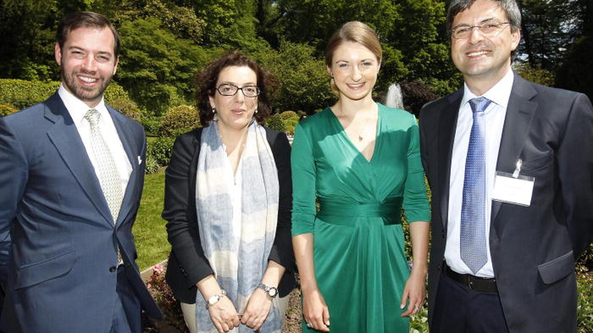 Os jornalistas Paula Telo Alves e Domingos Martins, do CONTACTO, com o grão-duque herdeiro Guillaume e a mulher, Stéphanie de Lannoy