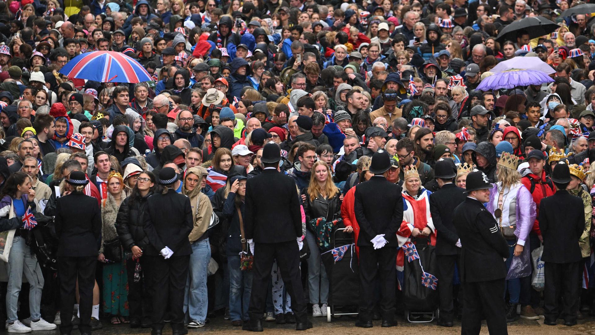 Milhares de populares estiveram presentes em frente ao palácio de Buckingham para ver os reis na varanda.