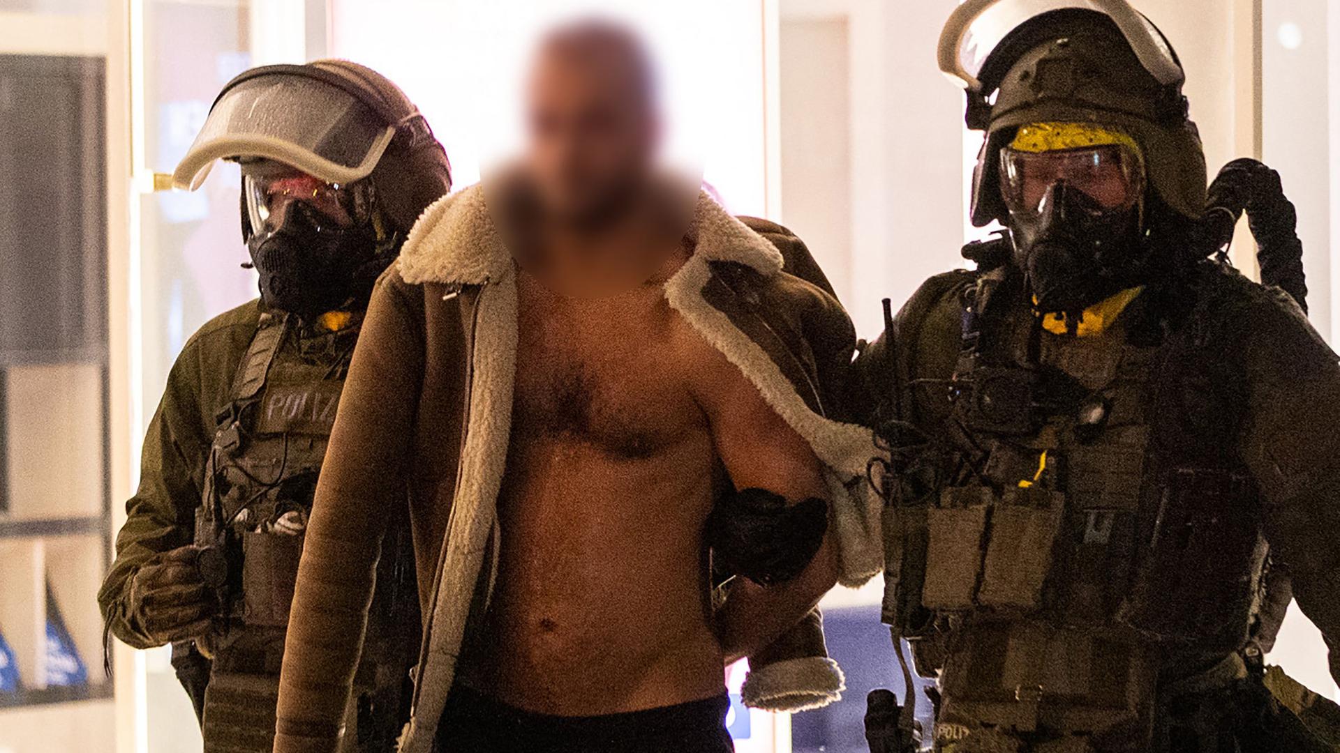 O momento da detenção do suspeito, ontem à noite em sua casa, pelas forças policiais na Renânia do Norte-Vestefália.