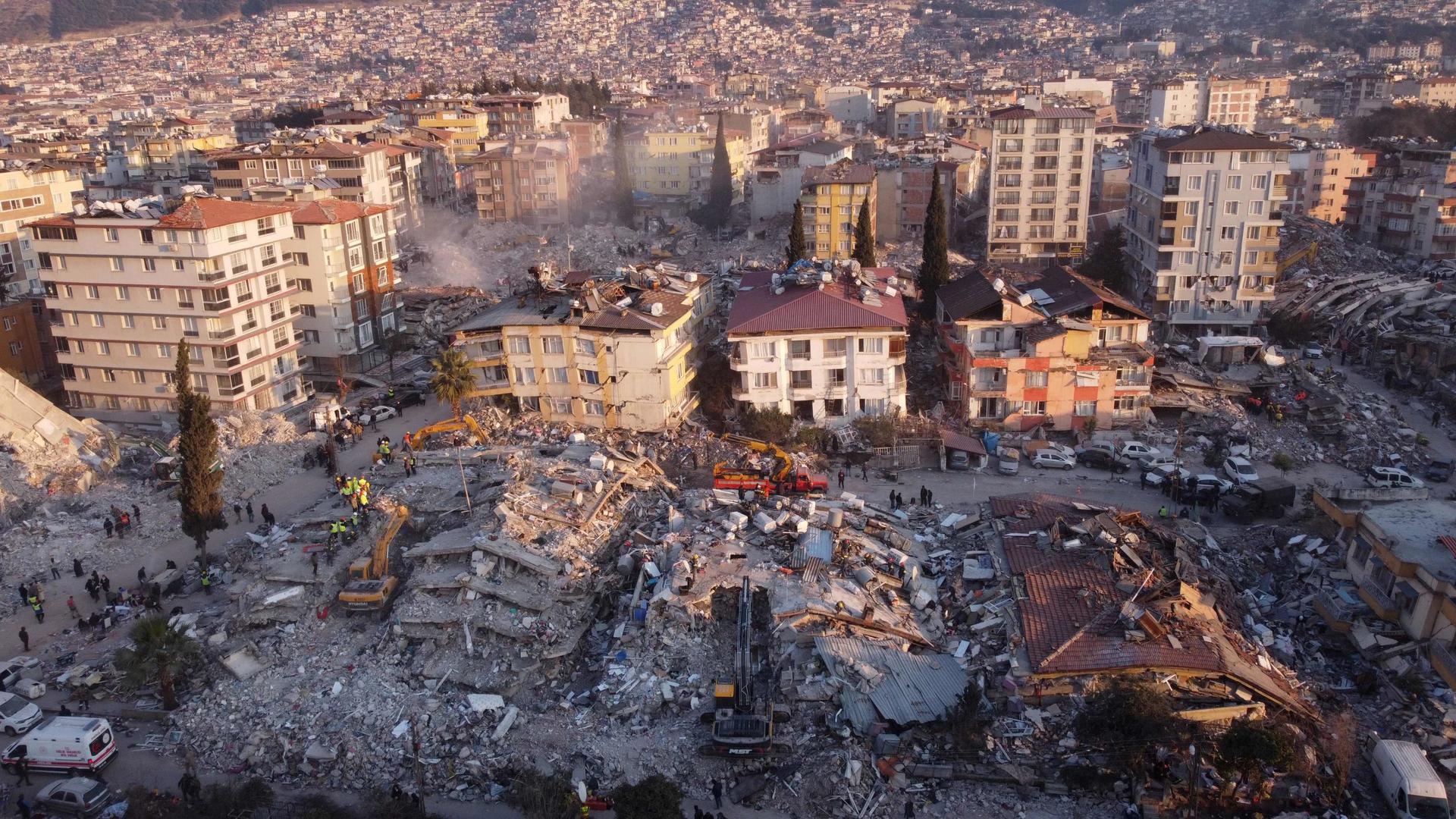 Os edifícios colapsados na cidade de Antakya, na Turquia.