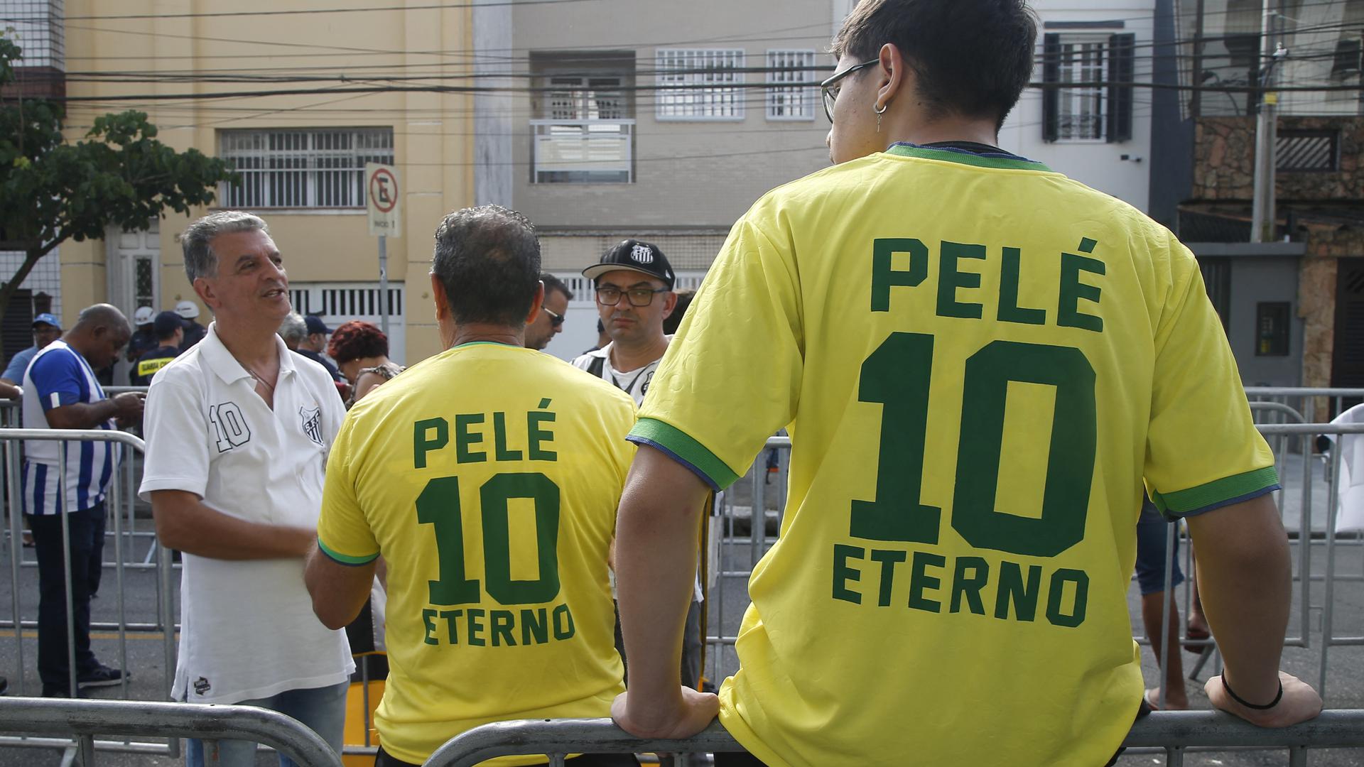 Adeptos e admiradores de Pelé despedem-se do "rei" no estádio Vila Belmiro, onde foi colocada a sua urna, para as últimas homenagens.