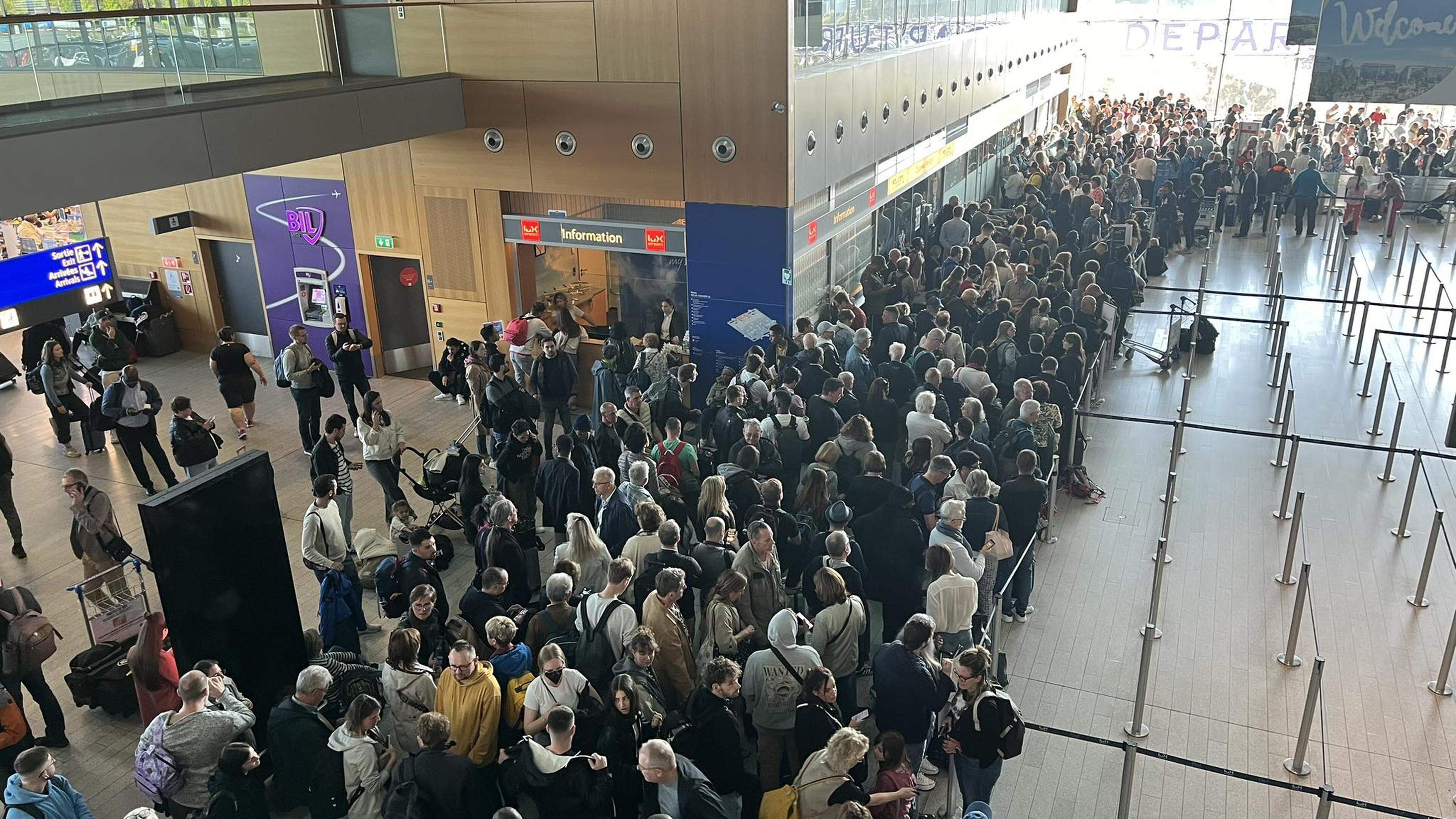 Milhares de passageiros aguardam para passar no controlo de segurança do aeroporto devido a problema técnico.