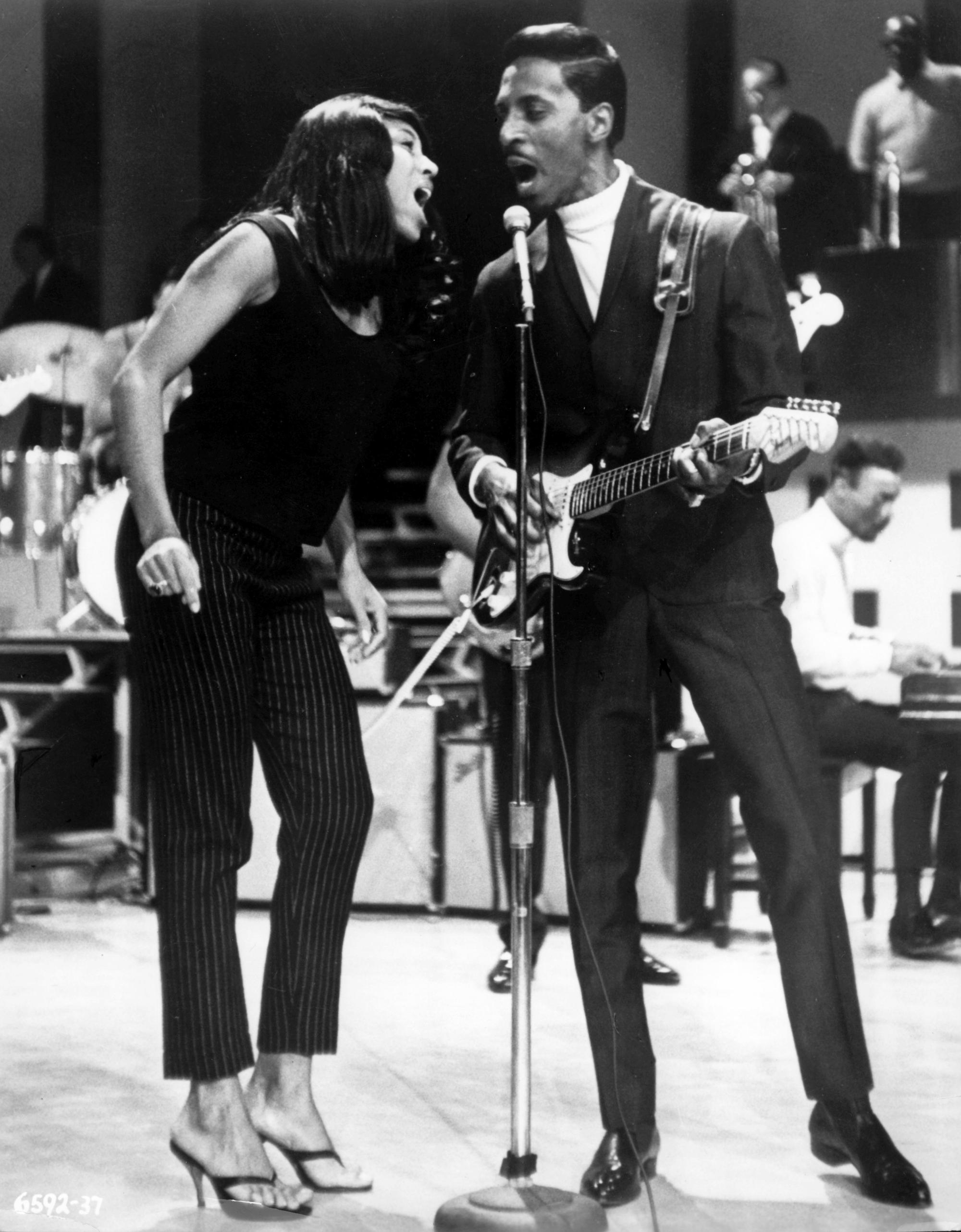 Tina com Ike Turner, o marido que começou por ser seu colega de banda e com quem viveu um casamento marcado pela violência 