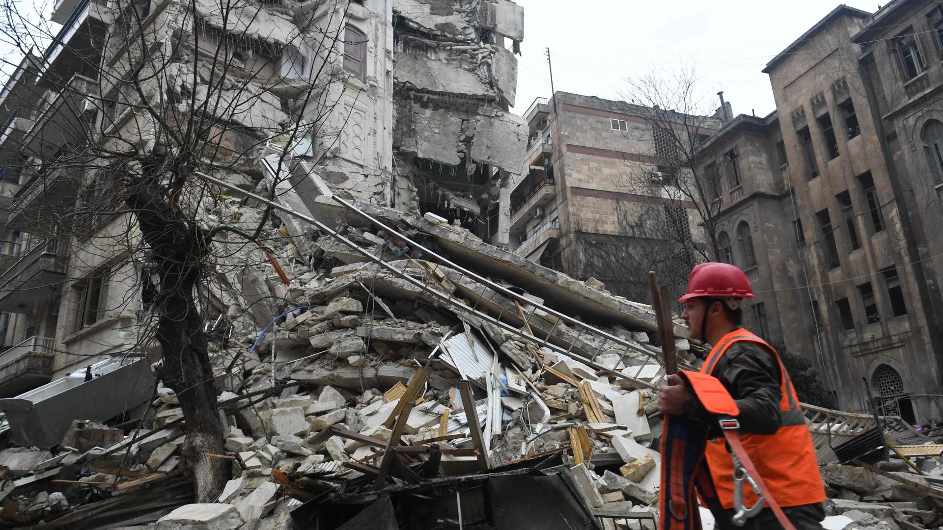 Quase dois mil edifícios desabaram em consequência do grave sismo desta madrugada na Turquia e Síria.