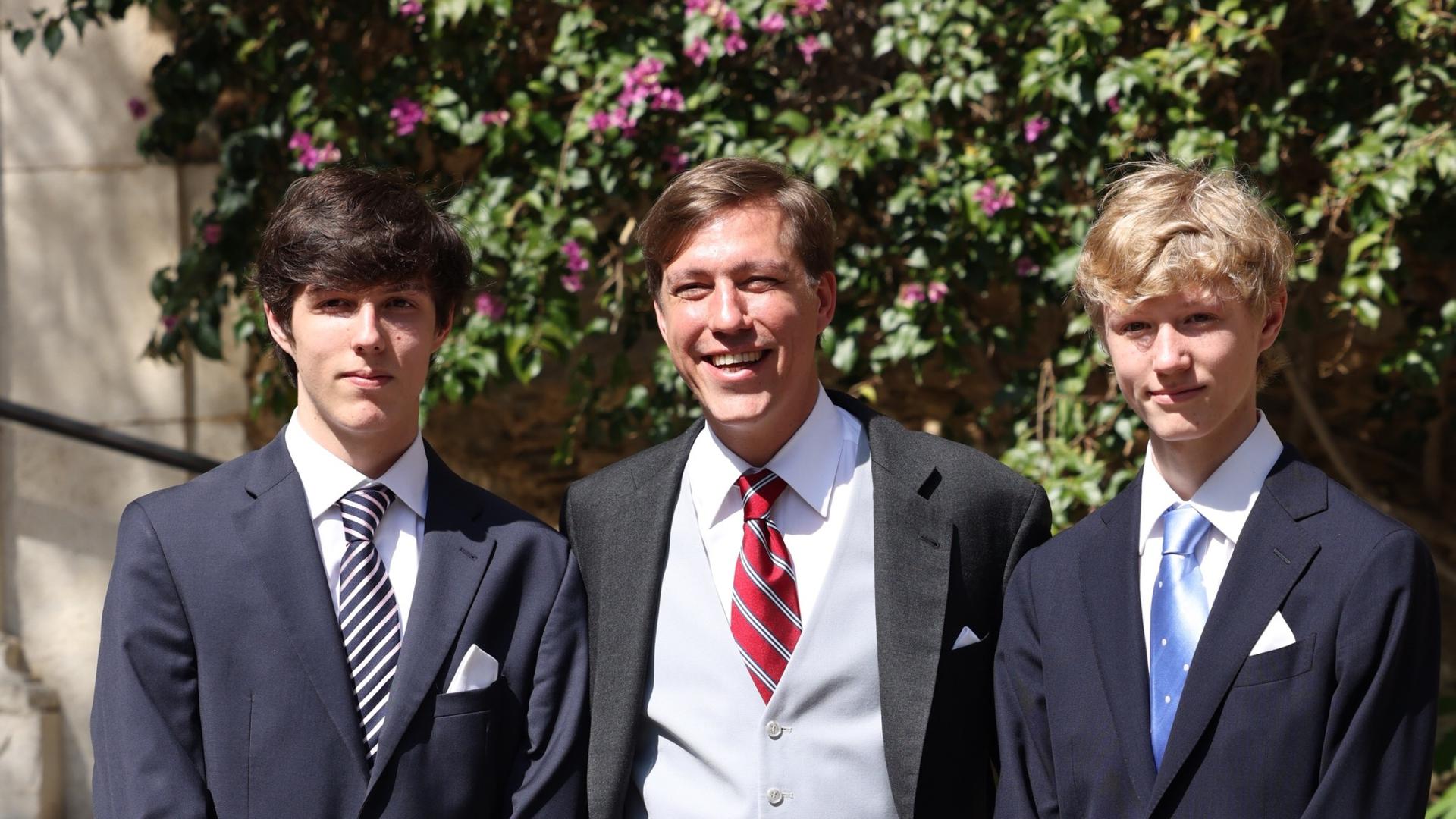Papá orgulhoso: o Príncipe Louis é ladeado pelos dois filhos adolescentes, o Príncipe Gabriel e o Príncipe Noah.