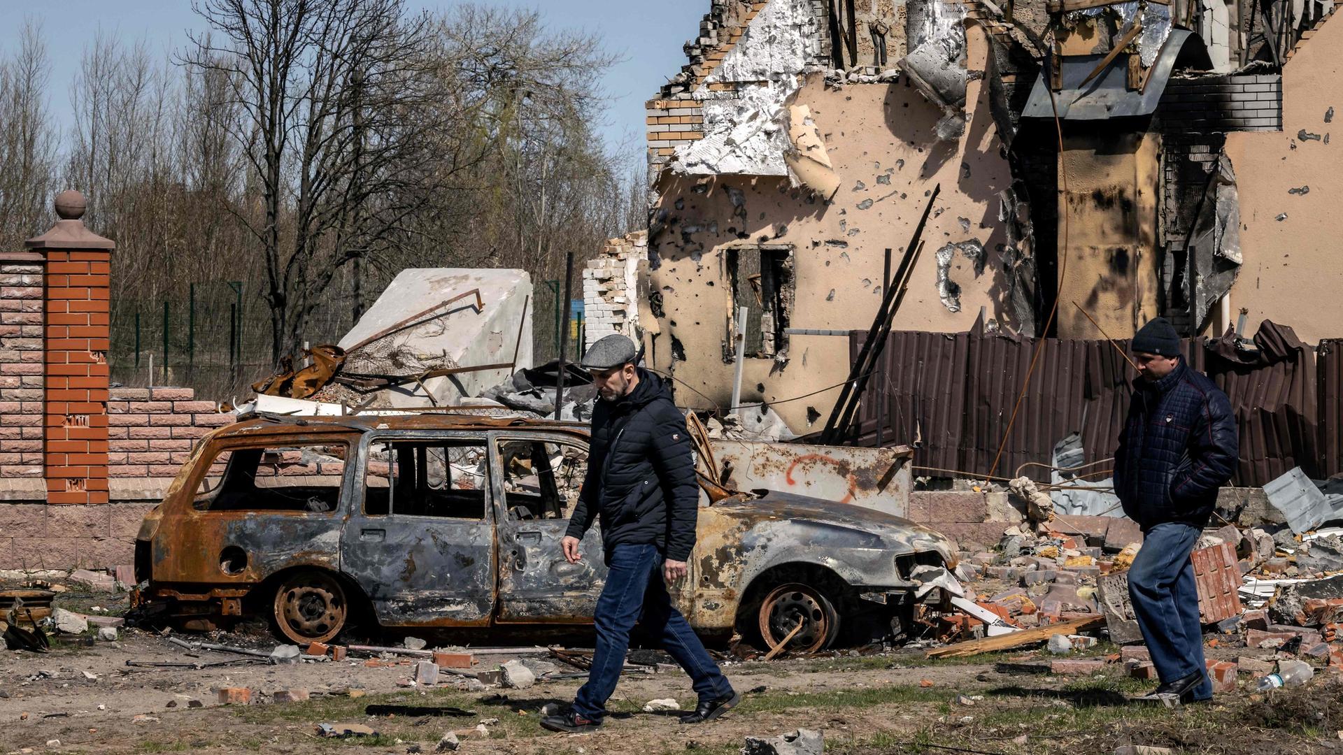Cenário de destruição na cidade de Bohdanivka, a nordeste de Kiev, após os ataques russos.