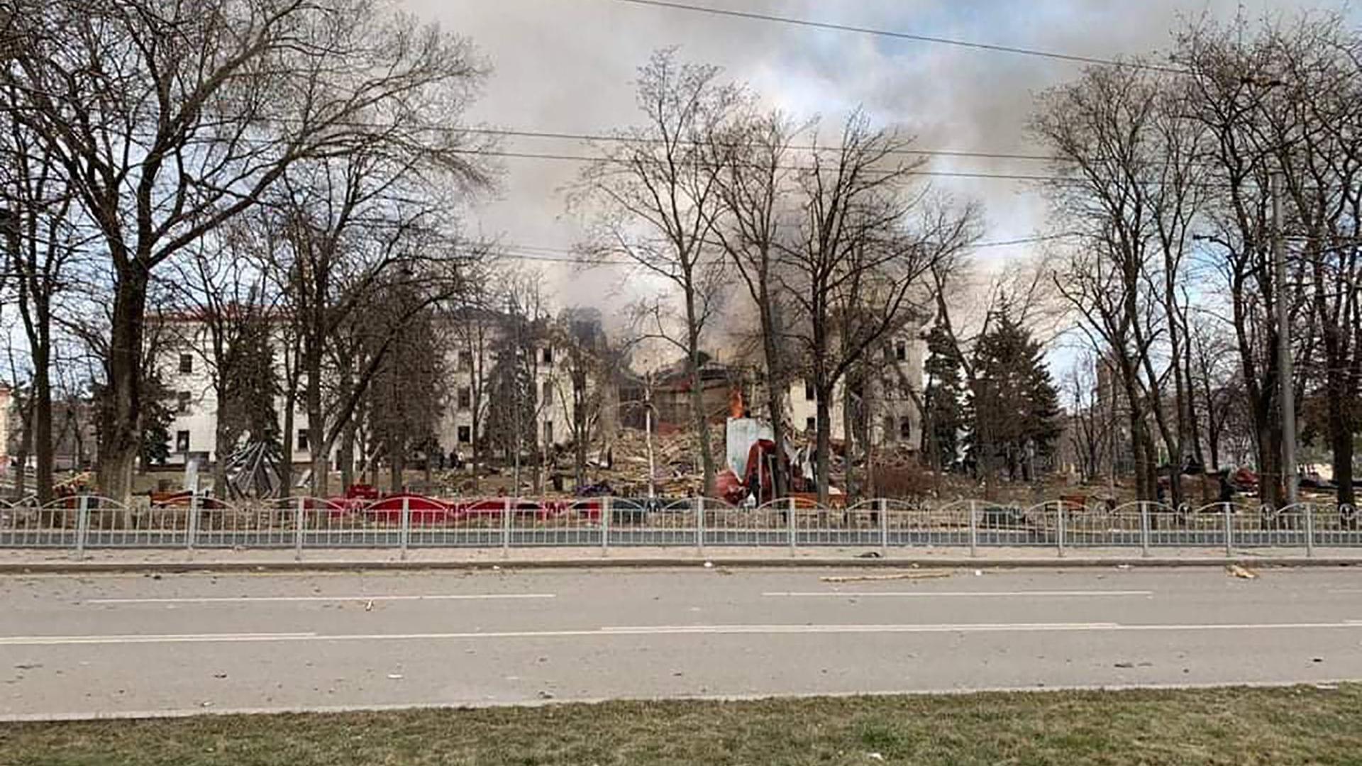 Imagem publicada na conta de Telegrama do governador da região de Donetsk, Pavlo Kirilenko, mostra a destruição de teatro no centro de Mariupol.
