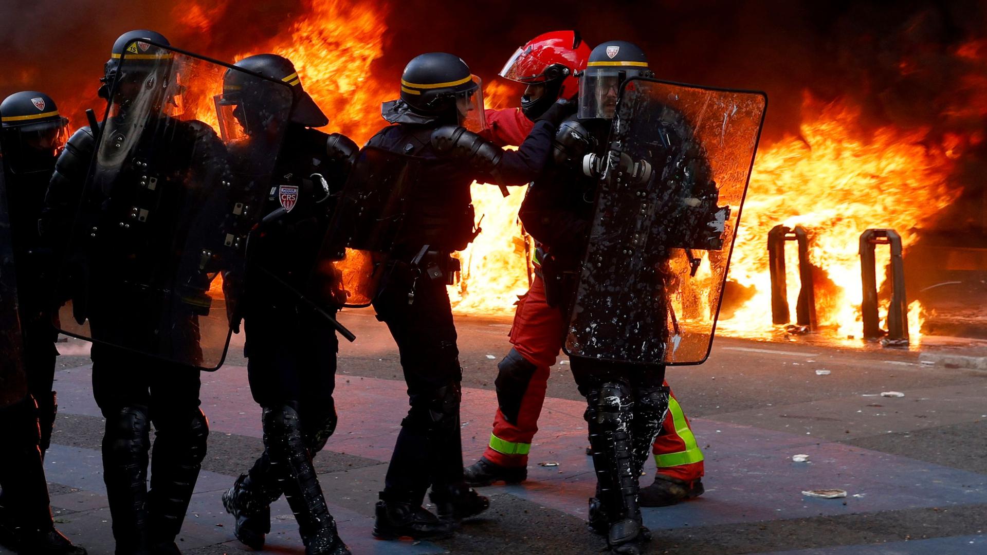 Mais de uma centena de polícias ficaram feridos esta segunda-feira nos confrontos com manifestantes em França, nas manifestações do 1.º de Maio, que levaram à detenção de 291 pessoas, 