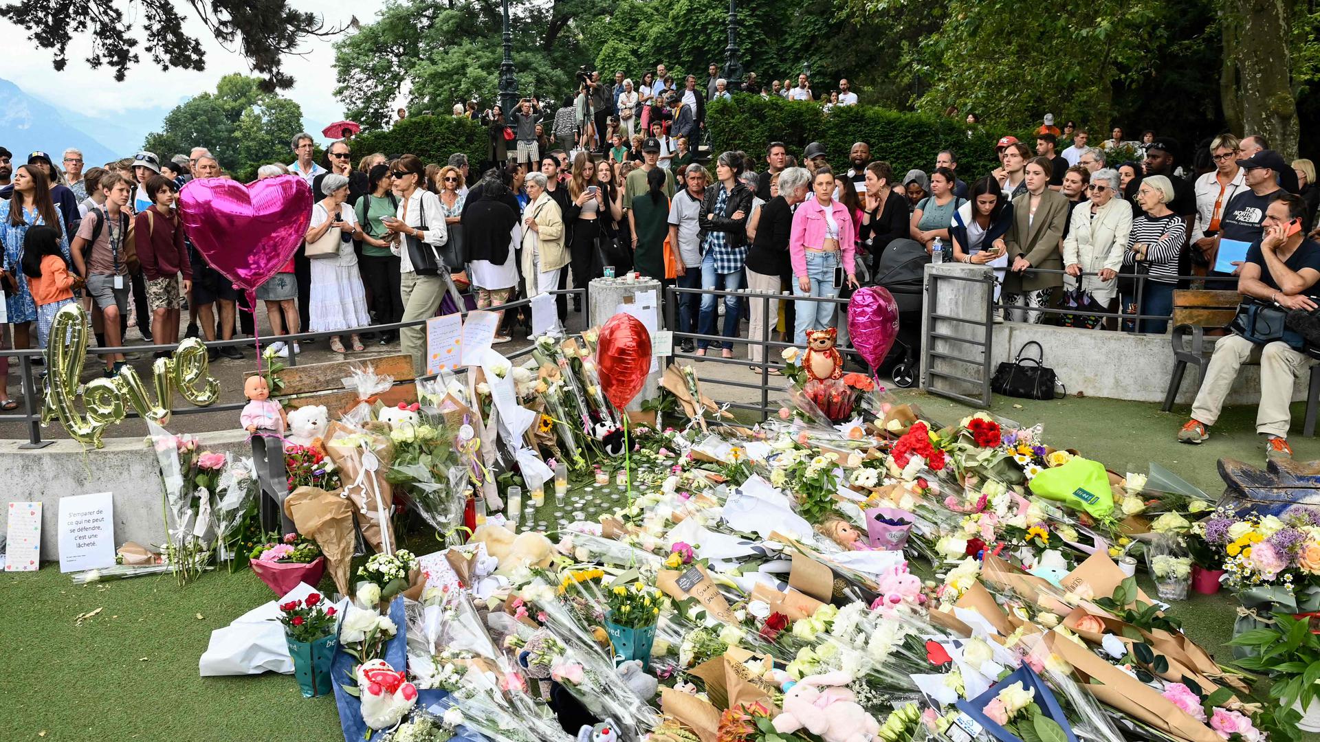 Franceses prestam homenagem às vítimas do ataque em Annecy.