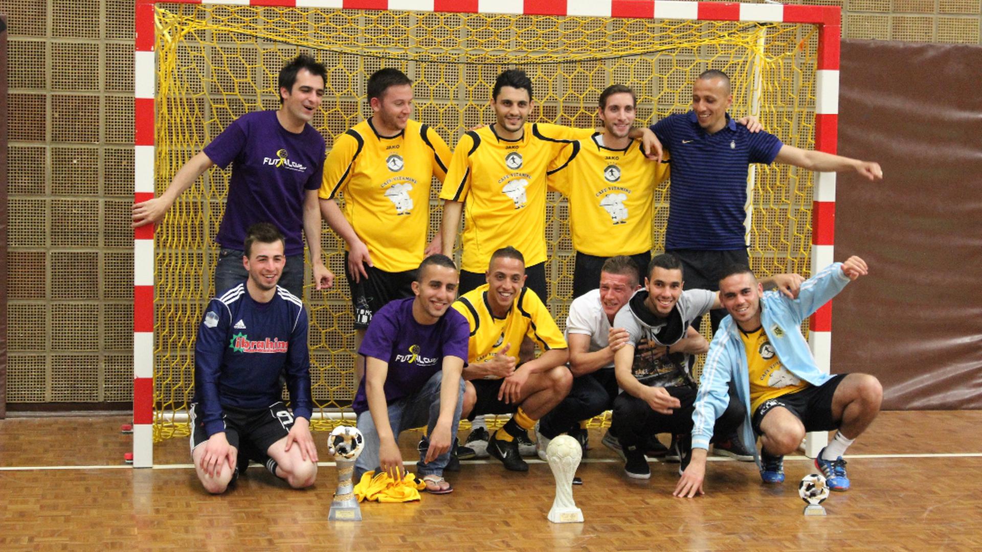 A equipa do Cocoloco com o troféu no final do torneio