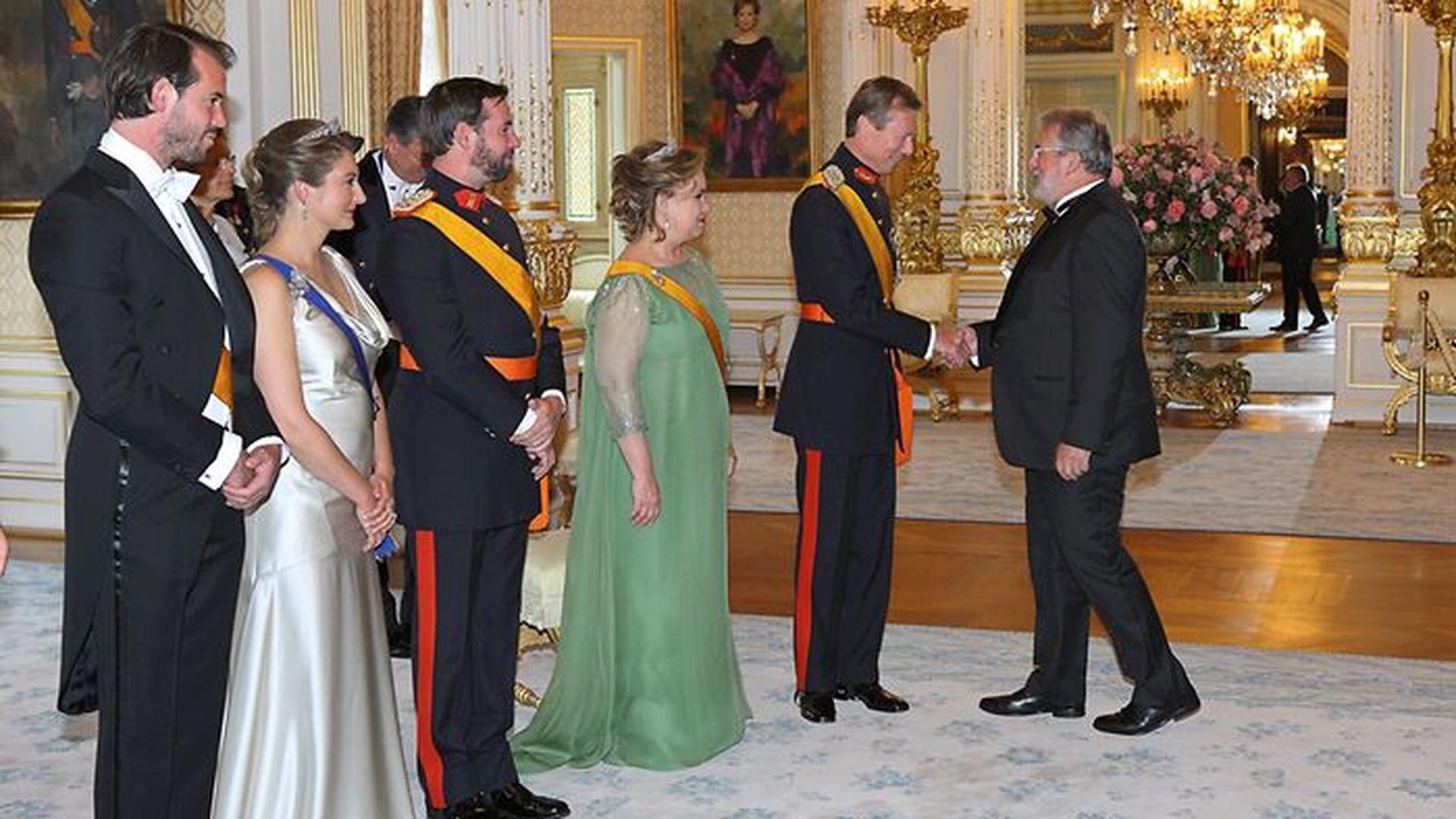 O presidente da Câmara dos Deputados, Mars di Bartolomeo, cumprimenta o Grão-Duque