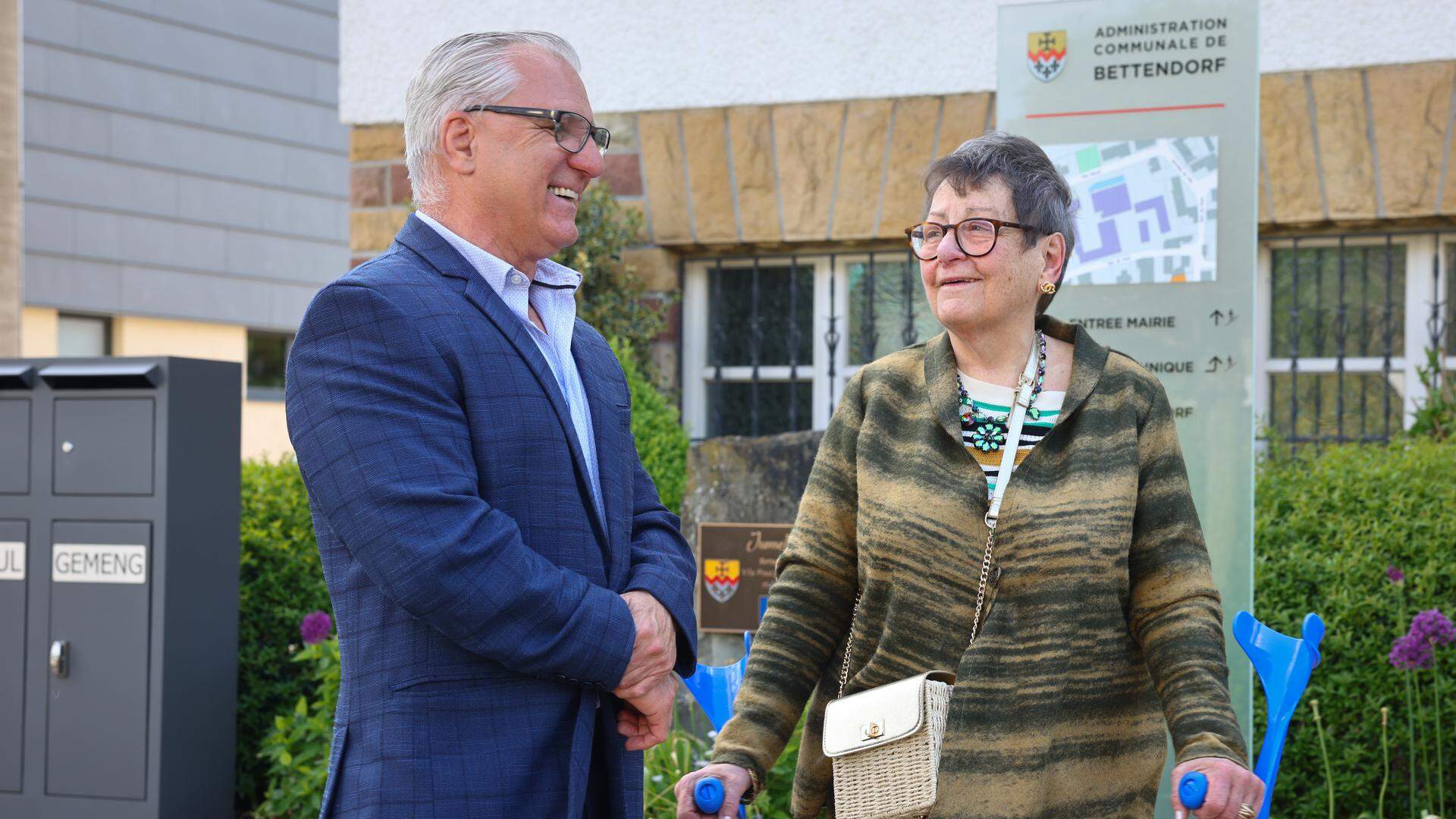 Faz questão de cumprimentar Tine Mulder, que aos 76 anos decidiu casar em Bettendorf.