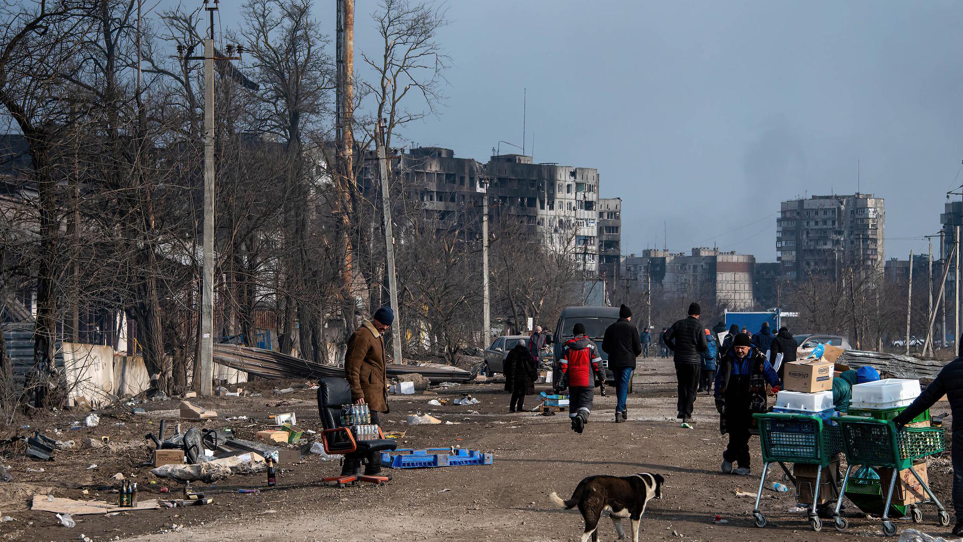 Residentes recolhem pertences e mantimentos enquanto se preparam para deixar Mariupol.