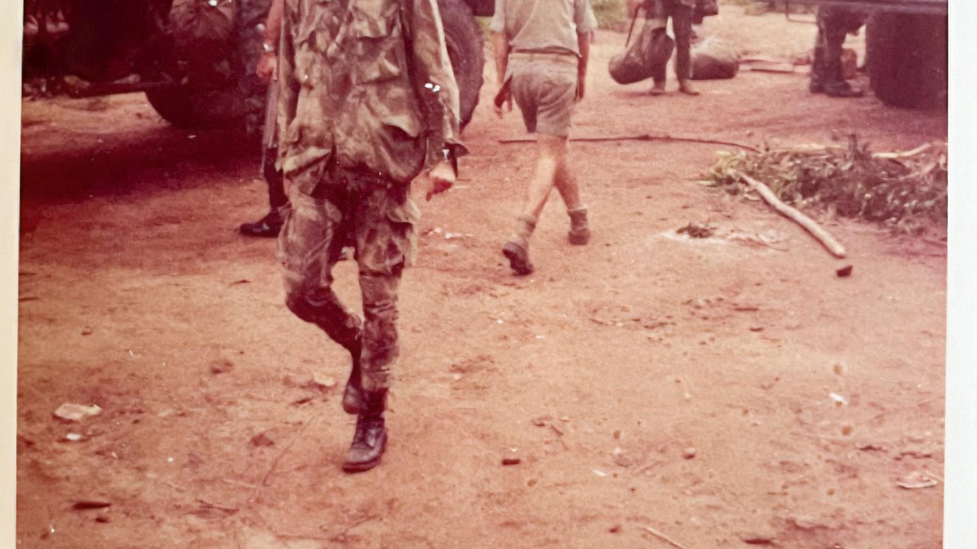 Em Moçambique, foi ferido na perna esquerda. Os estilhaços, assim como as memórias, ficaram consigo para a vida.