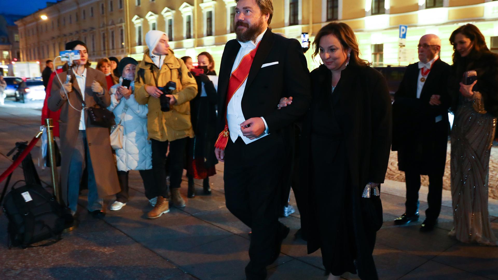 Konstantin Malofeyev com a sua esposa Irina Vilter a caminho da celebração do casamento em São Petersburgo.