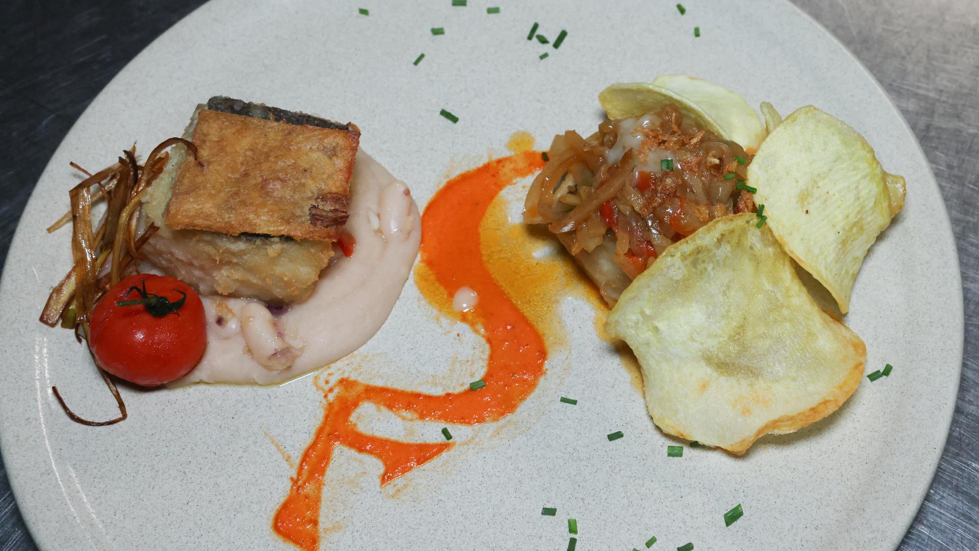 À esquerda, o bacalhau com crosta de alheira e puré de feijão branco. À direita, o bacalhau à merceeiro. Inovações para um prato de tradição.