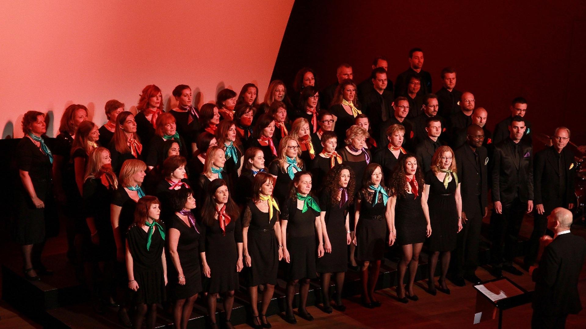 O coro é composto por 60 elementos de várias nacionalidades