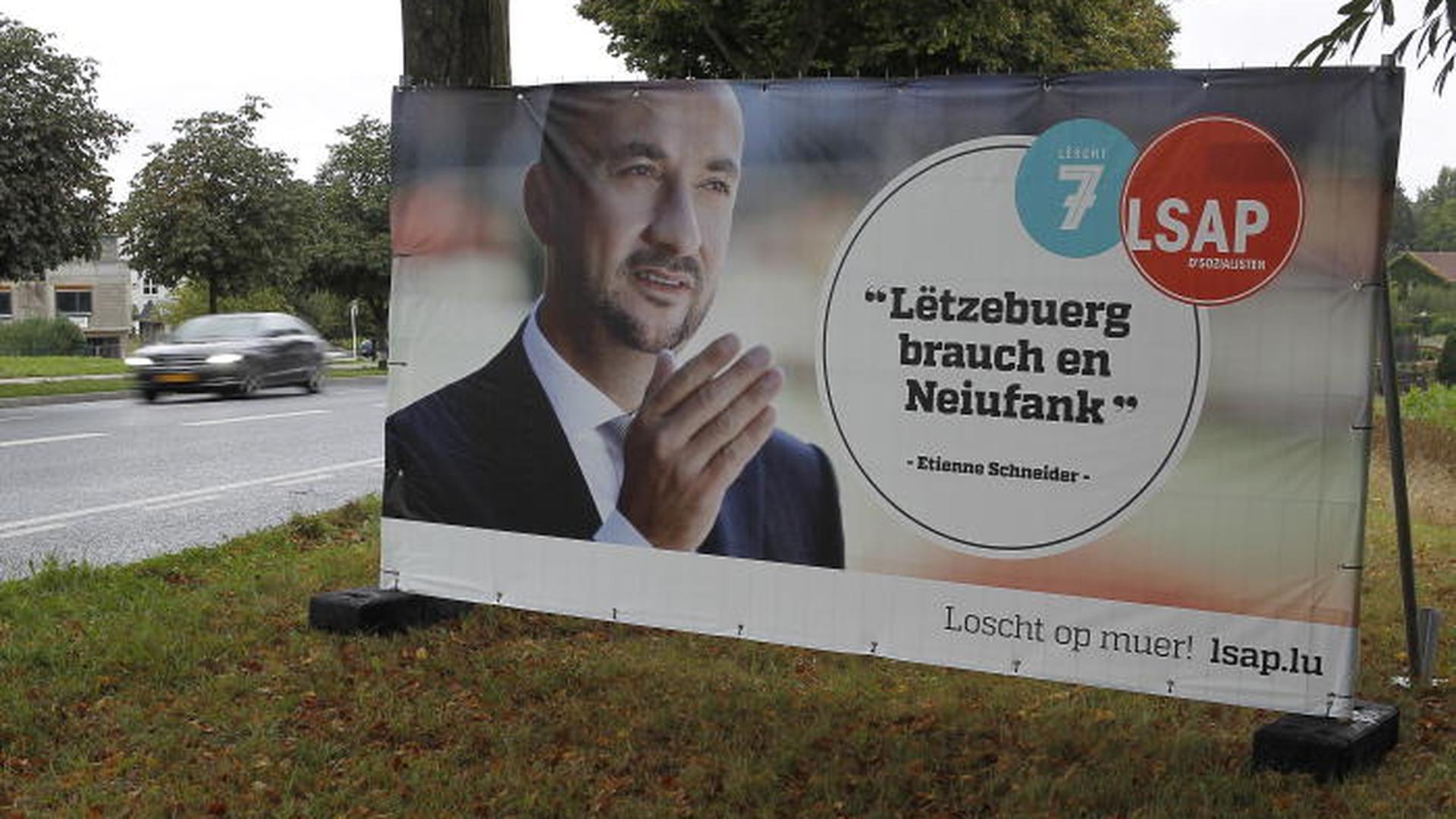 “O Luxemburgo precisa de um novo começo", é o slogan do partido socialista (LSAP) para estas legislativas. Nos cartazes, o partido promove Etienne Schneider, ministro da Economia no último governo de coligação,  que ambiciona tornar-se primeiro-ministro.