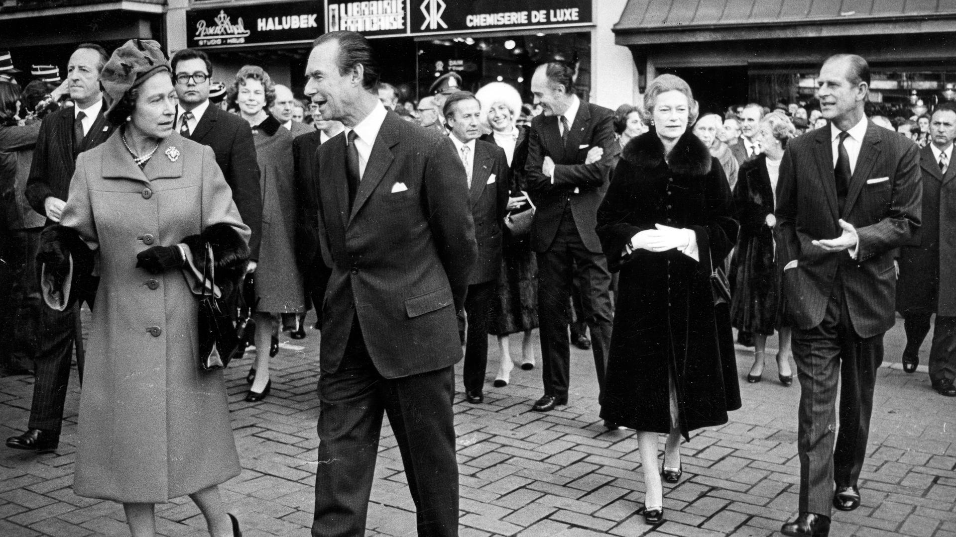 O Grão-Duque Jean e a rainha Isabel II num passeio pela Cidade do Luxemburgo no dia 9 de novembro de 1976, durante a primeira visita oficial de um chefe de Estado britânico ao Grão-Ducado. Em segundo plano vê-se a Grande-Duquesa Joséphine Charlotte e o príncipe Filipe. 