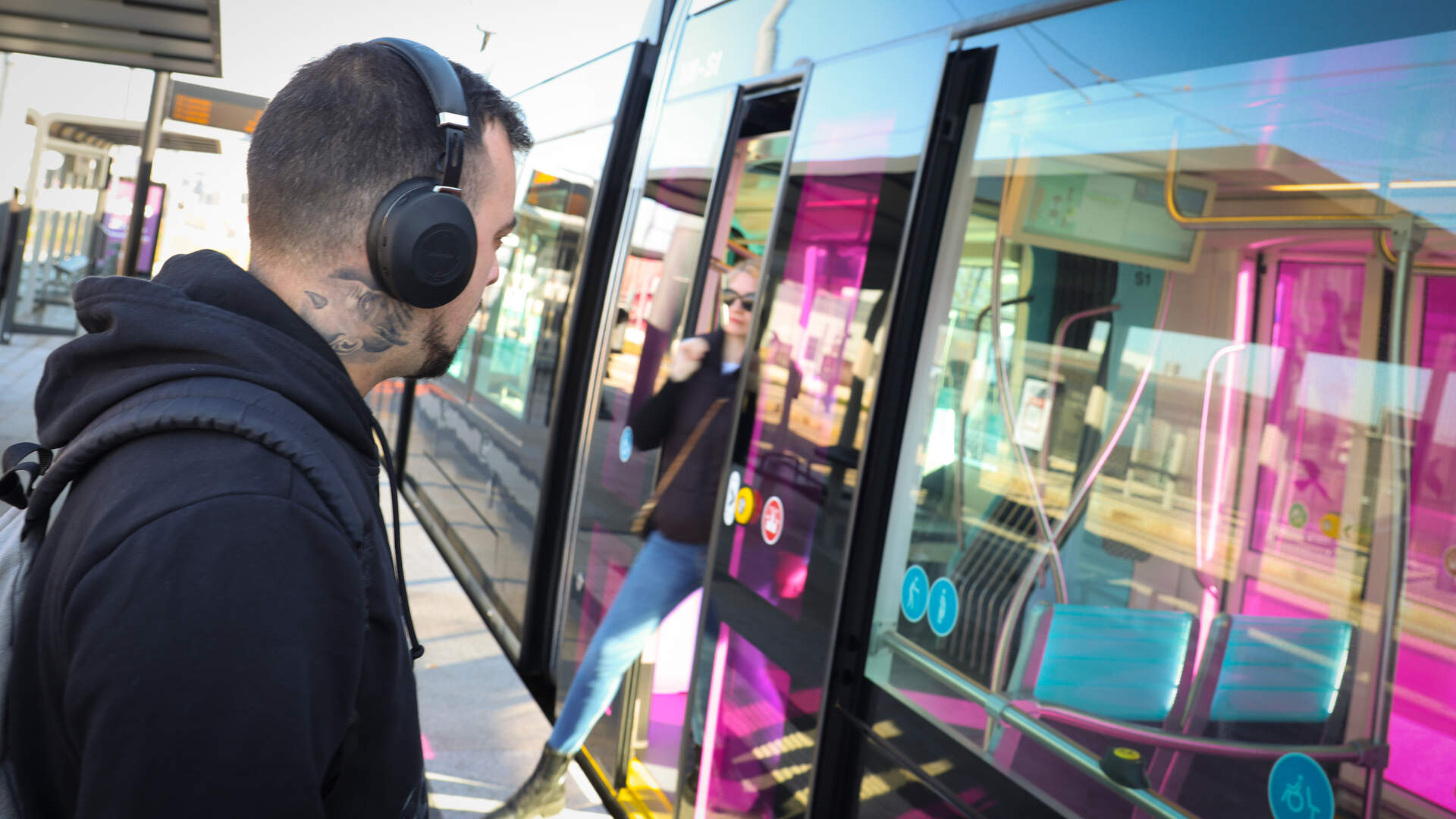 elfbar elfa kaufen Kein Dampfen im Linienbus! 🚫🚍 In letzter Zeit häufen sich Fälle, in denen  Vapes und E-Zigaretten einfach im Linienbus genutzt werden. Viele denken:  „Riecht ja nicht so schlimm wie eine normale Zigarette.“