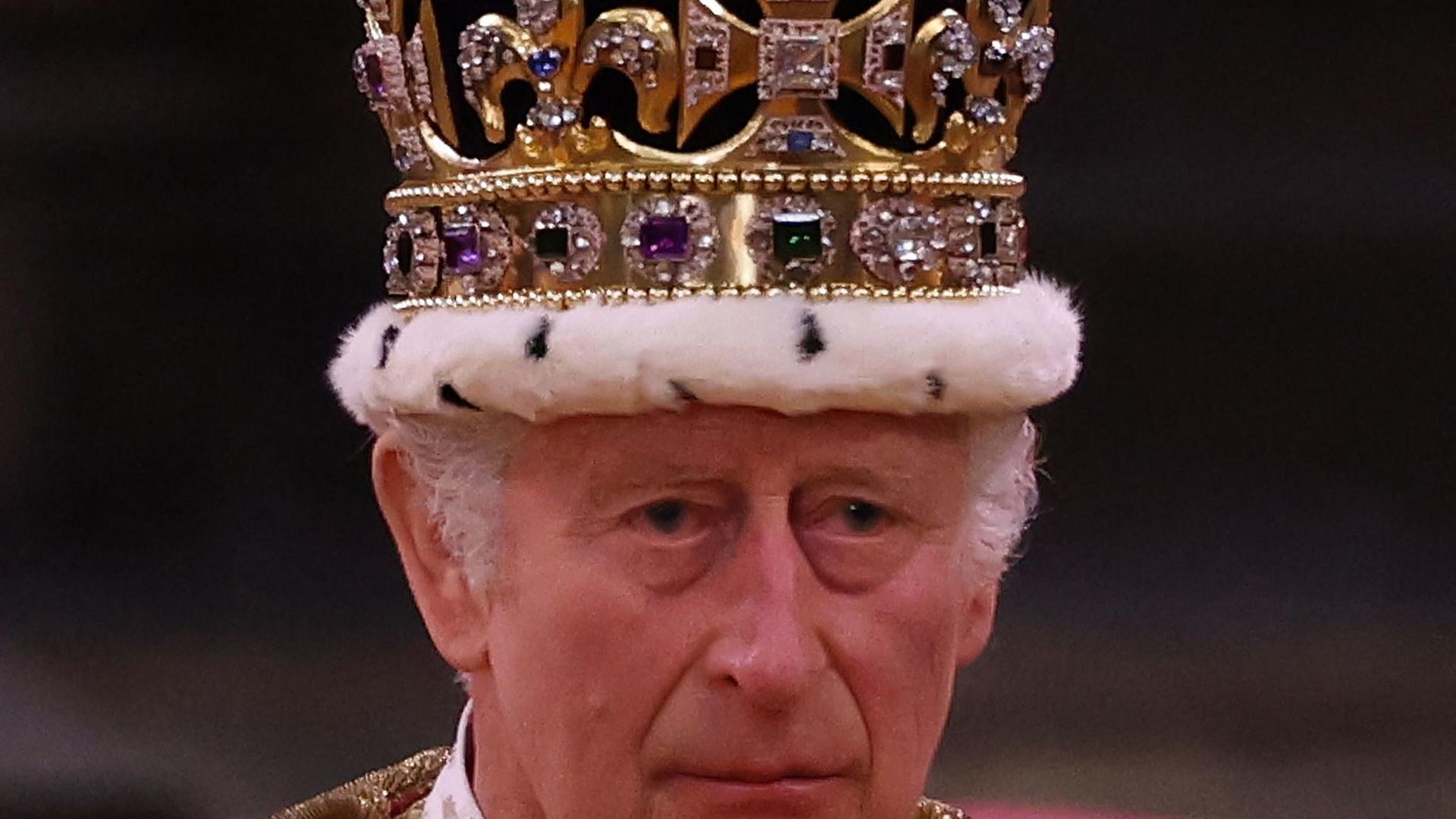 Carlos III com a coroa de Santo Eduardo.