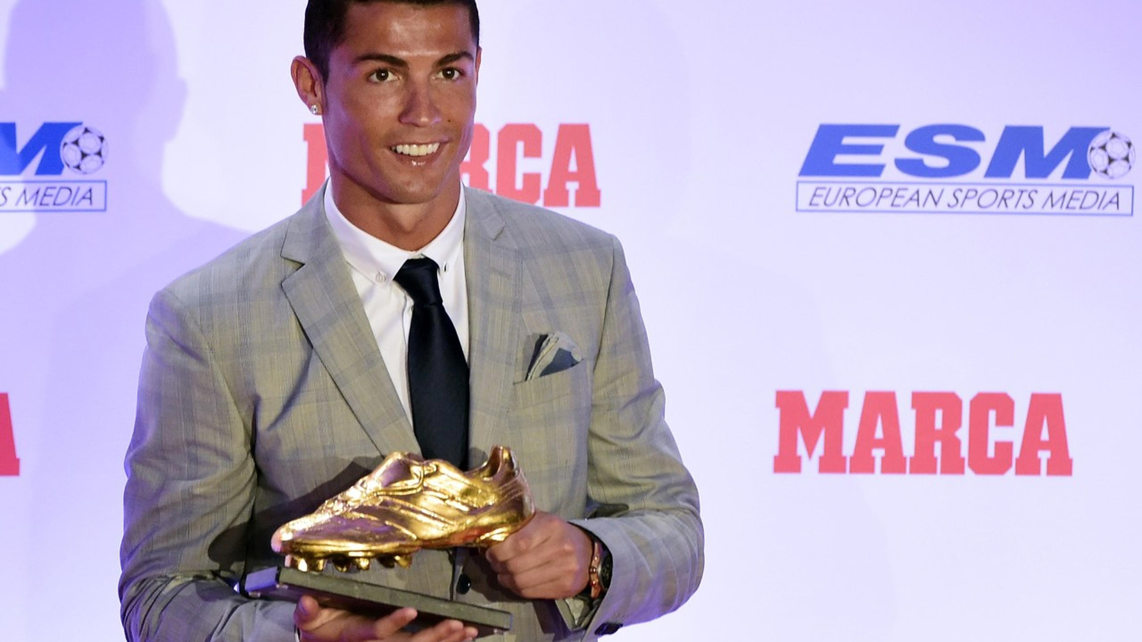 Cristiano Ronaldo recebe prêmio de melhor jogador do século 