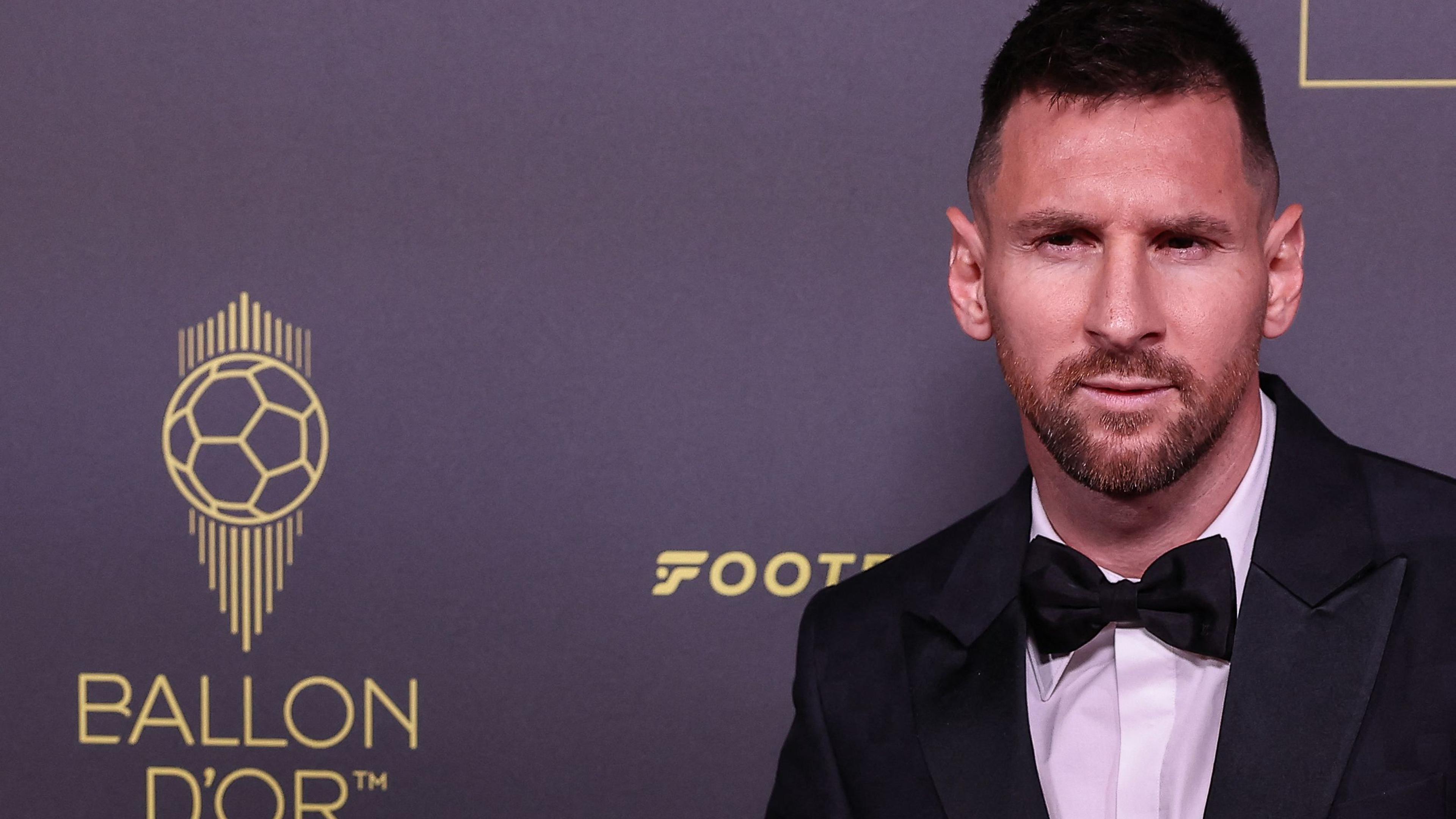 Lionel Messi recebe a 8ª Bola de Ouro da sua carreira!