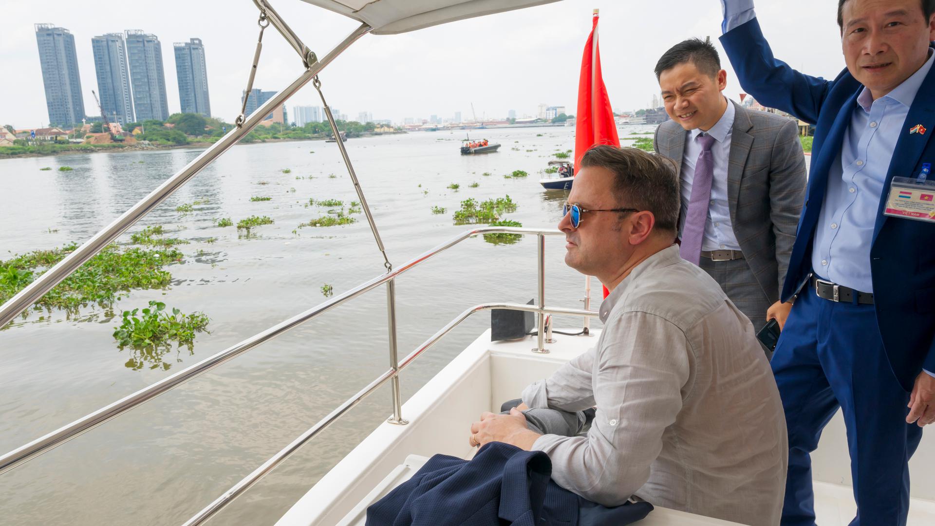 Xavier Bettel num passeio de barco na rio de Saigão para conhecer os efeitos das alterações climáticas naquele ecosistema.