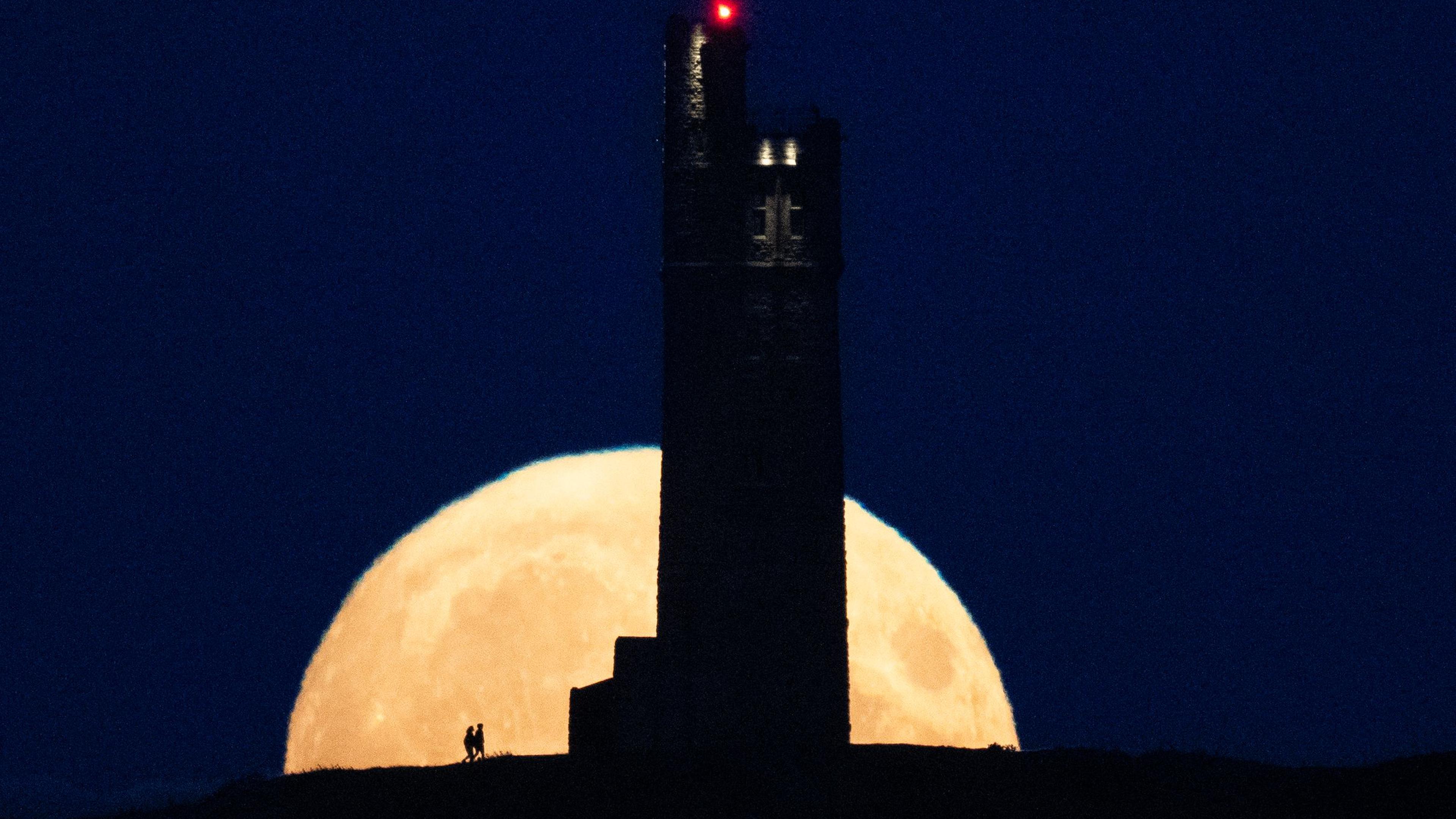 As imagens inéditas da noite da Super Lua Azul, o fenómeno que só volta em  2037 – Observador