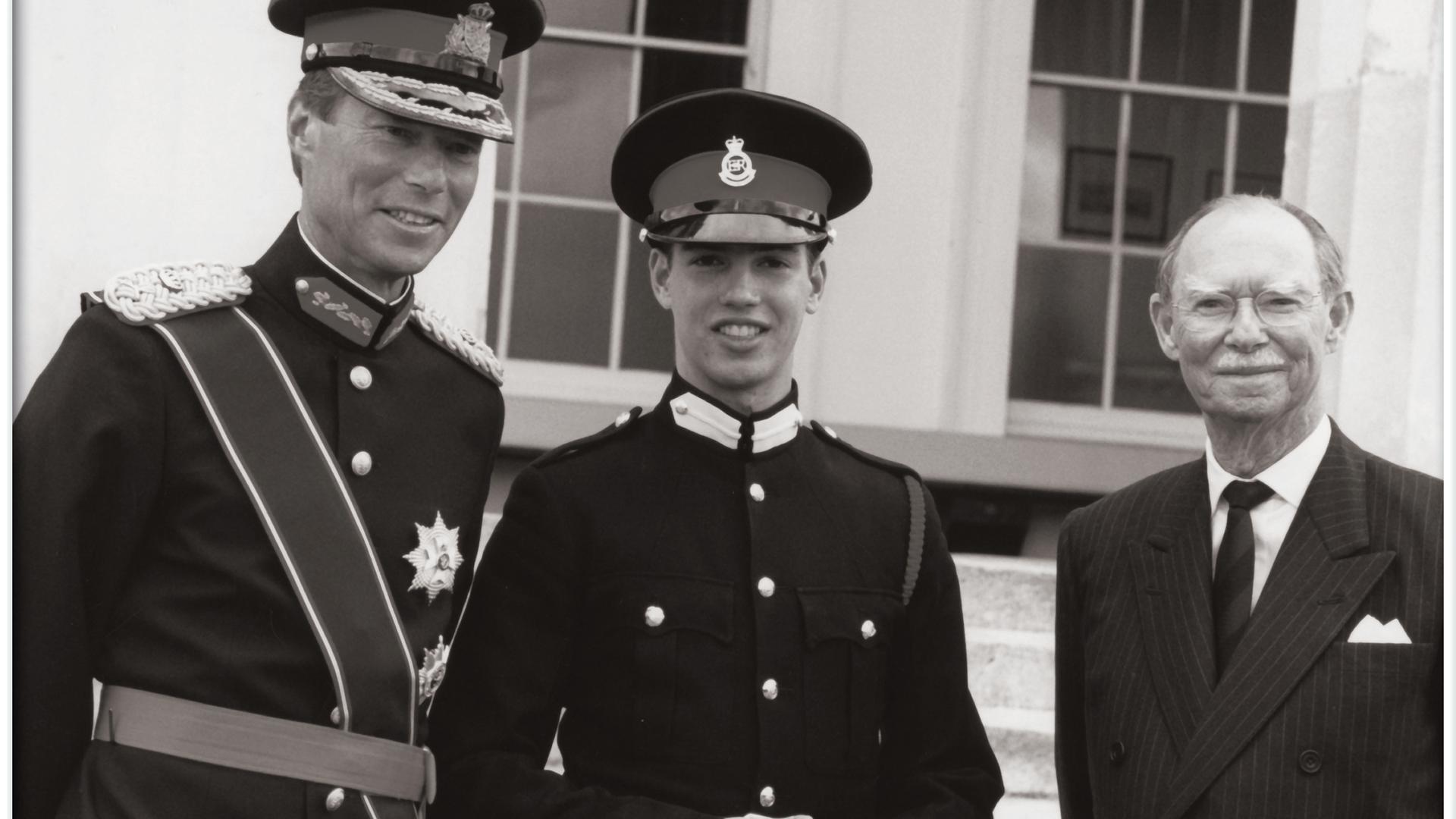 Três gerações da casa real: Grão-Duque Henri, príncipe Guillaume e Grão-Duque Jean na parada militar, em Inglaterra