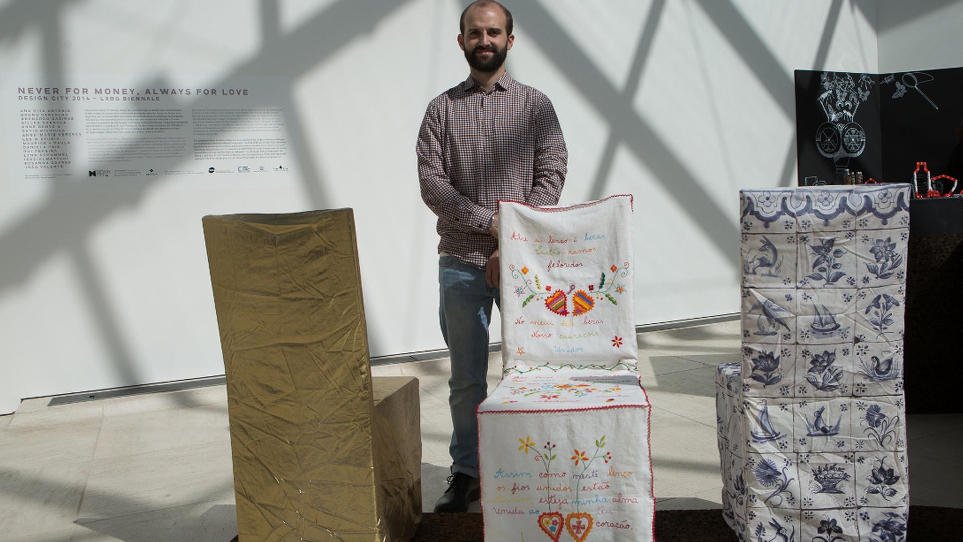 As capas de cadeira com o Lenço dos Namorados do designer português Rui Pereira foram criadas especialmente para esta exposição