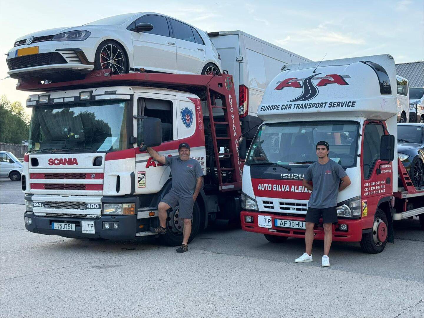 Os dois Paulos Aleixo, pai e filho, da Auto Silva Aleixo, junto aos camiões já carregados de automóveis para levar do Luxemburgo para Portugal.