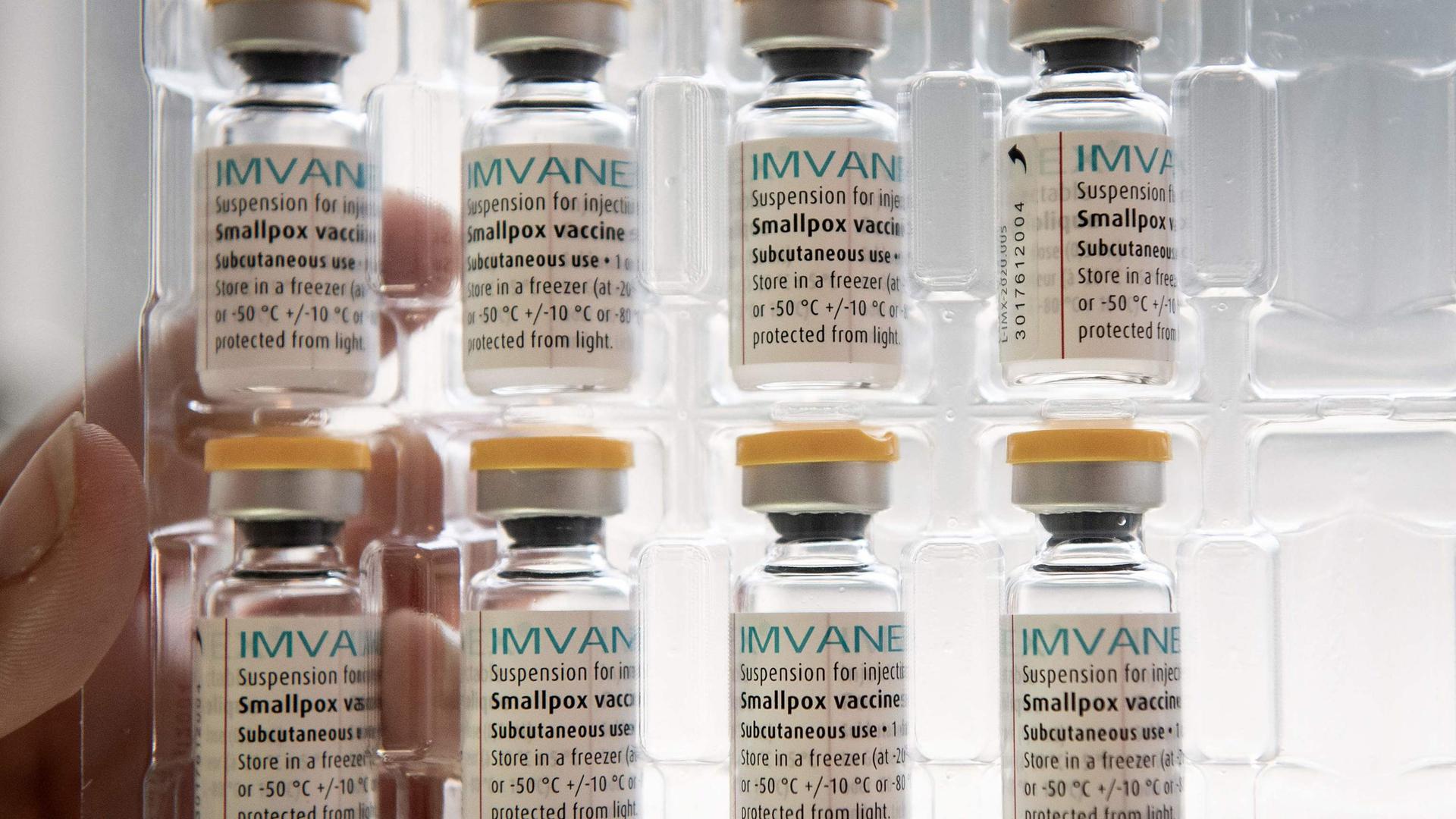 Doses contra a varíola num centro de vacinação em Paris, capital francesa.