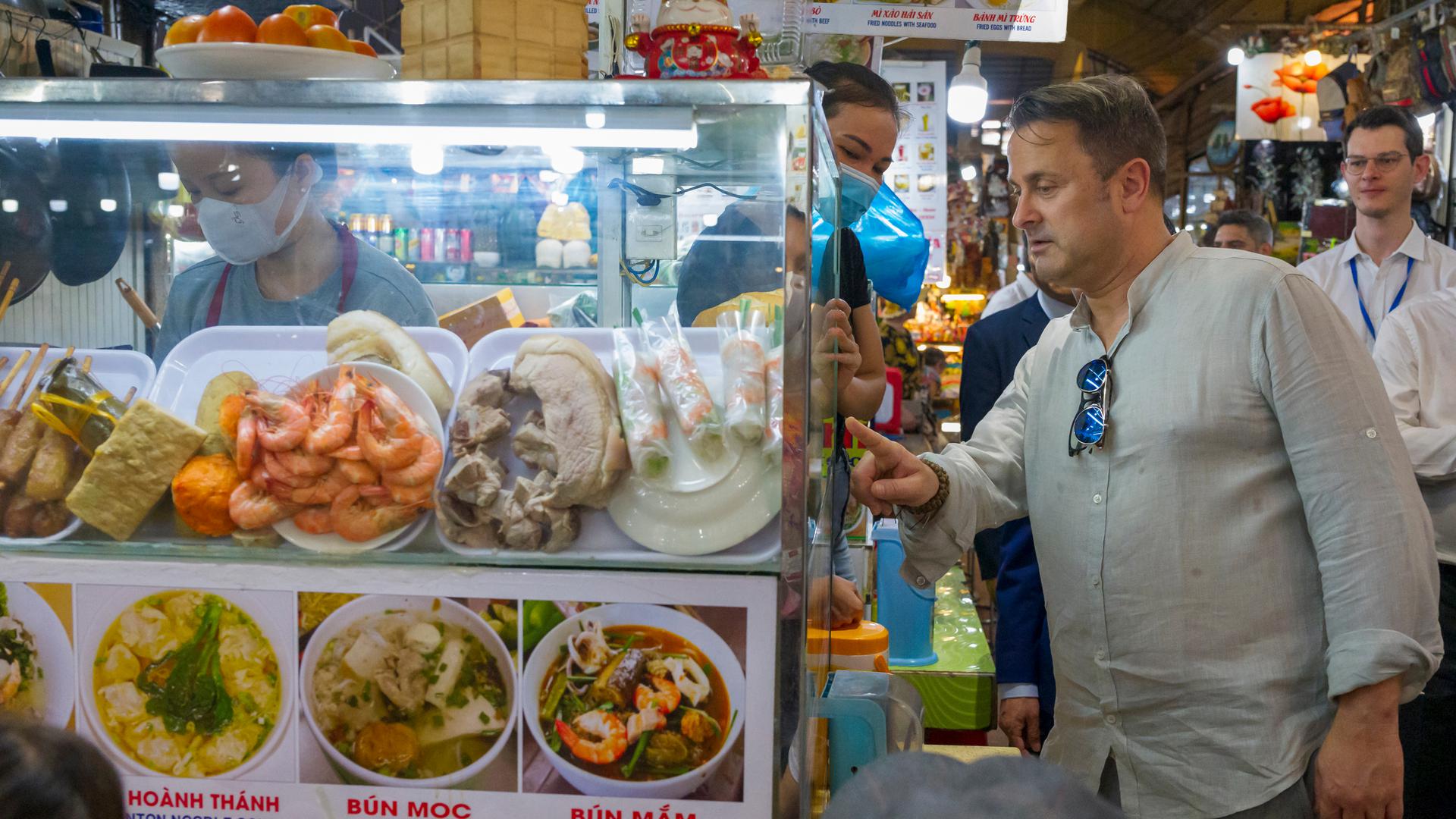 Xavier Bettel visita mercado de Bên Thàn em Hô Chi Min.
