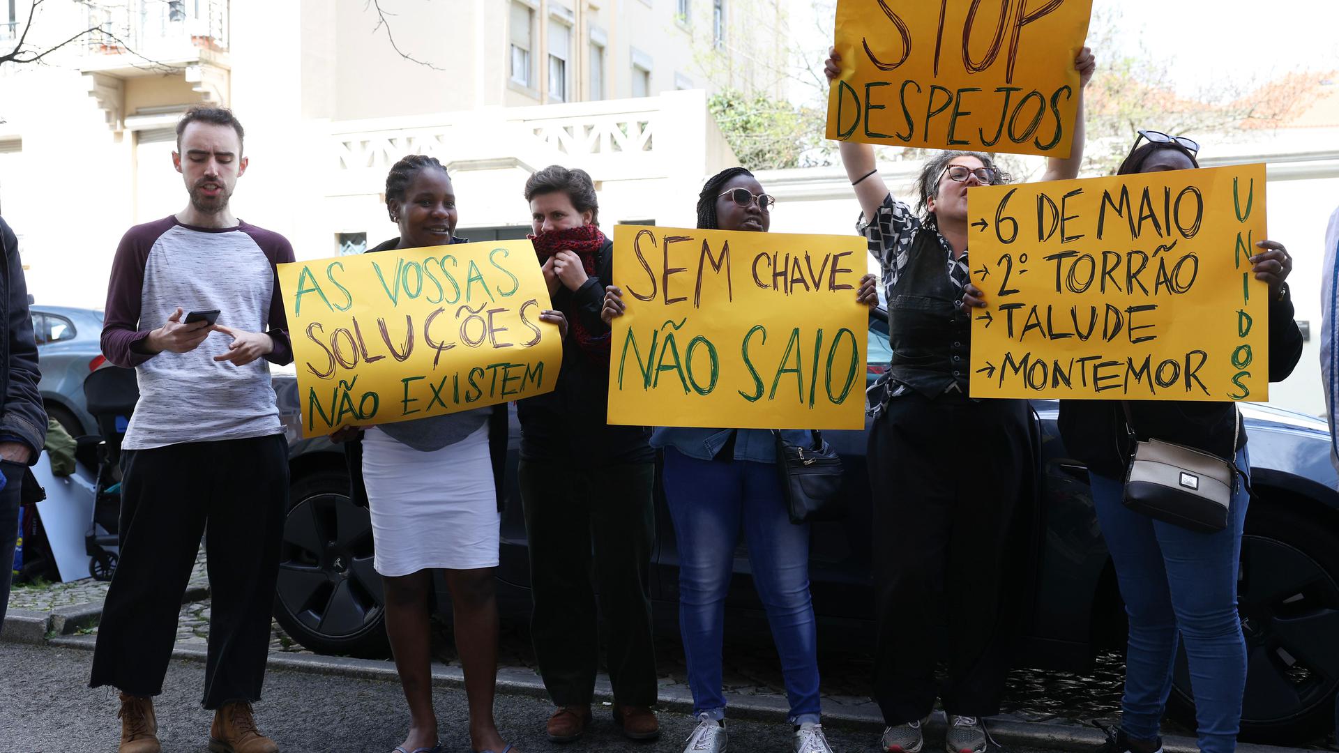 Representantes de vários bairros da Área Metropolitana de Lisboa, nomeadamente do Talude (concelho de Loures), do Segundo Torrão (Almada), do 6 de Maio (Amadora) e Montemor (Loures), manifestam-se à porta do Ministério da Habitação. 